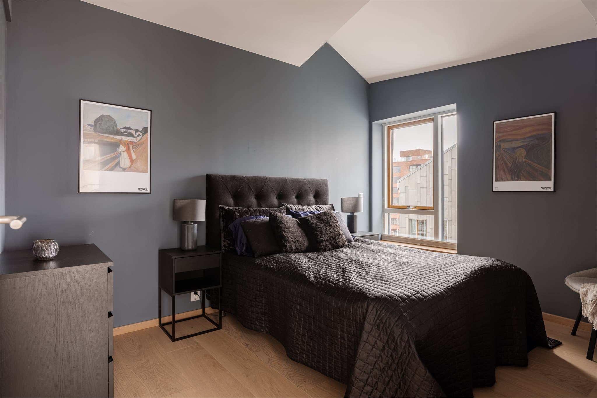 Hovedsoverommet fremstår som rolig og harmonisk, med en lun fargepalett som gir rommet en behagelig atmosfære.