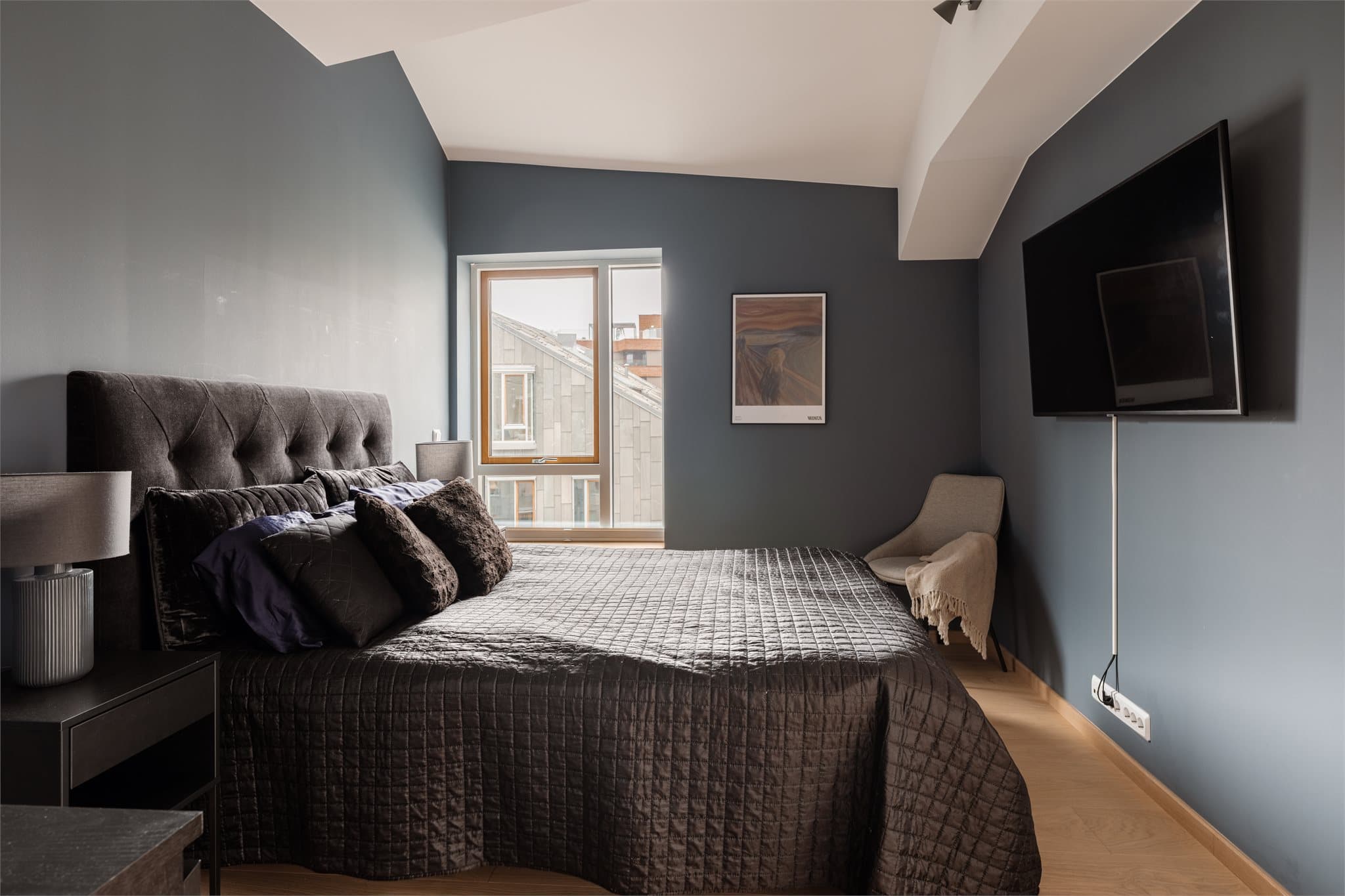 Rommet er av god størrelse med plass til dobbeltseng, nattbord og tilhørende møblering.