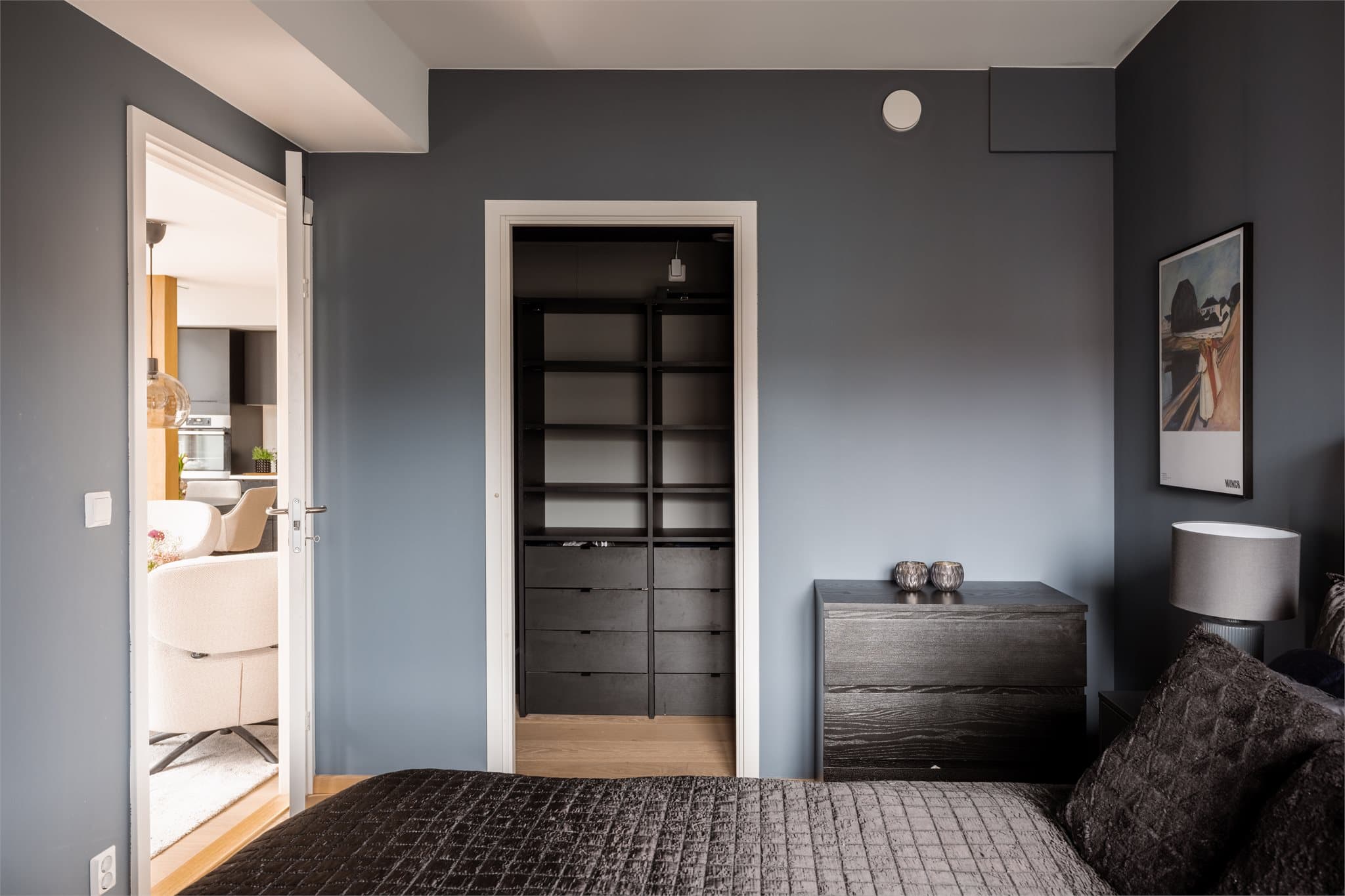 Fra soverommet er det direkte adkomst til en romslig walk-in garderobe med gode oppbevaringsløsninger i form av hyller og skuffer.