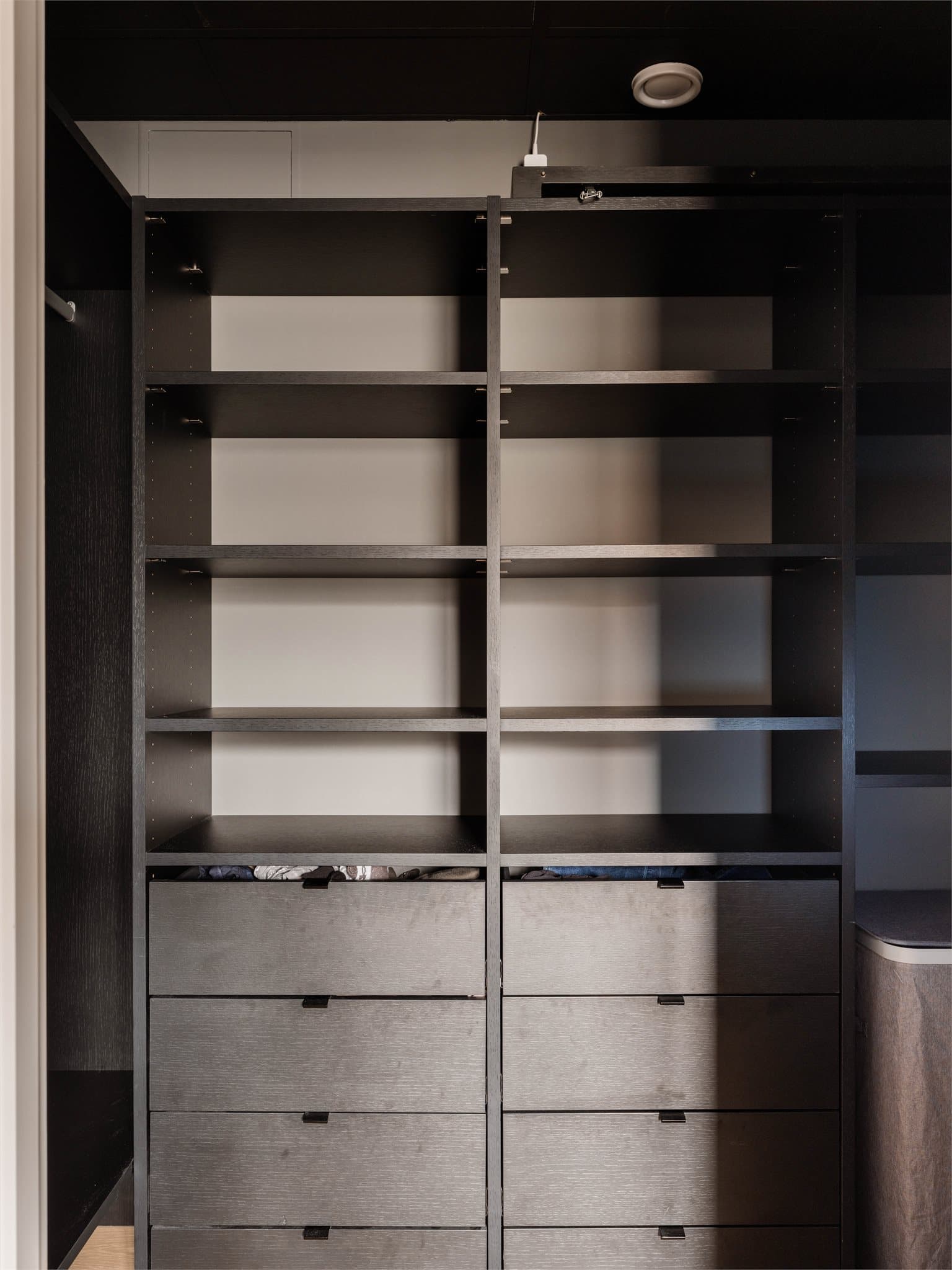 Dette gir en praktisk og oversiktlig oppbevaring, og understreker den gode bokomforten boligen tilbyr.