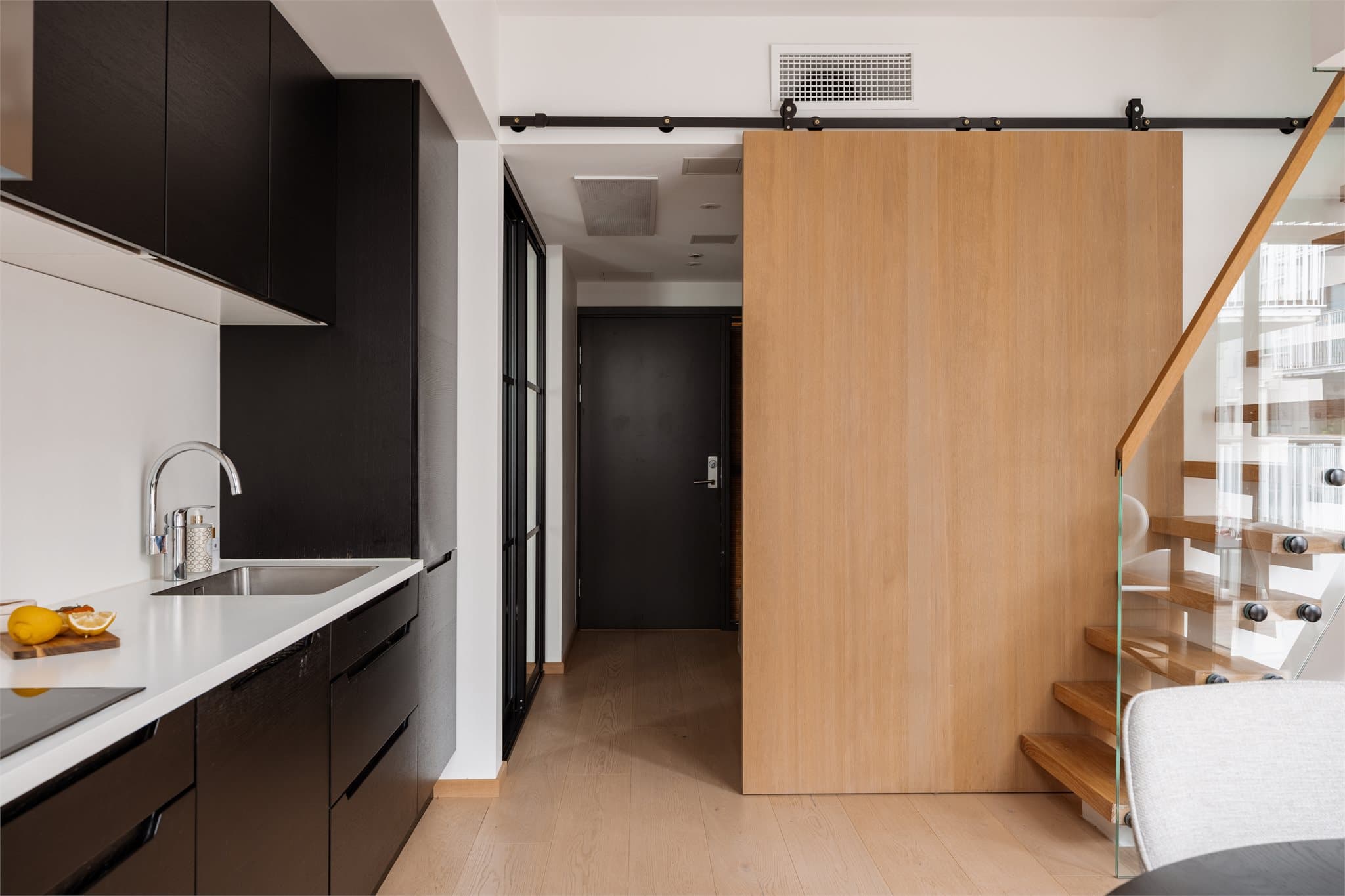 Legg merke til den lekre skyvedøren som skiller gangen fra oppholdsrommet.