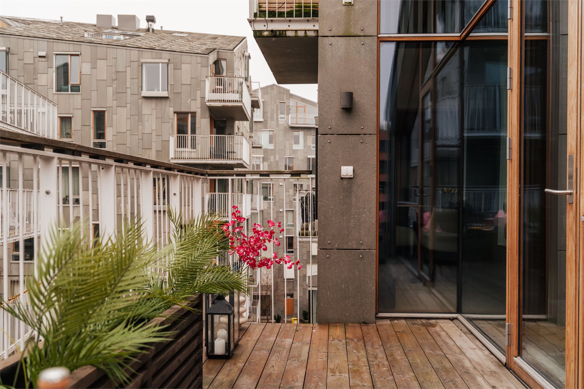 Det er montert stikkontakt og utebelysning på balkongen.