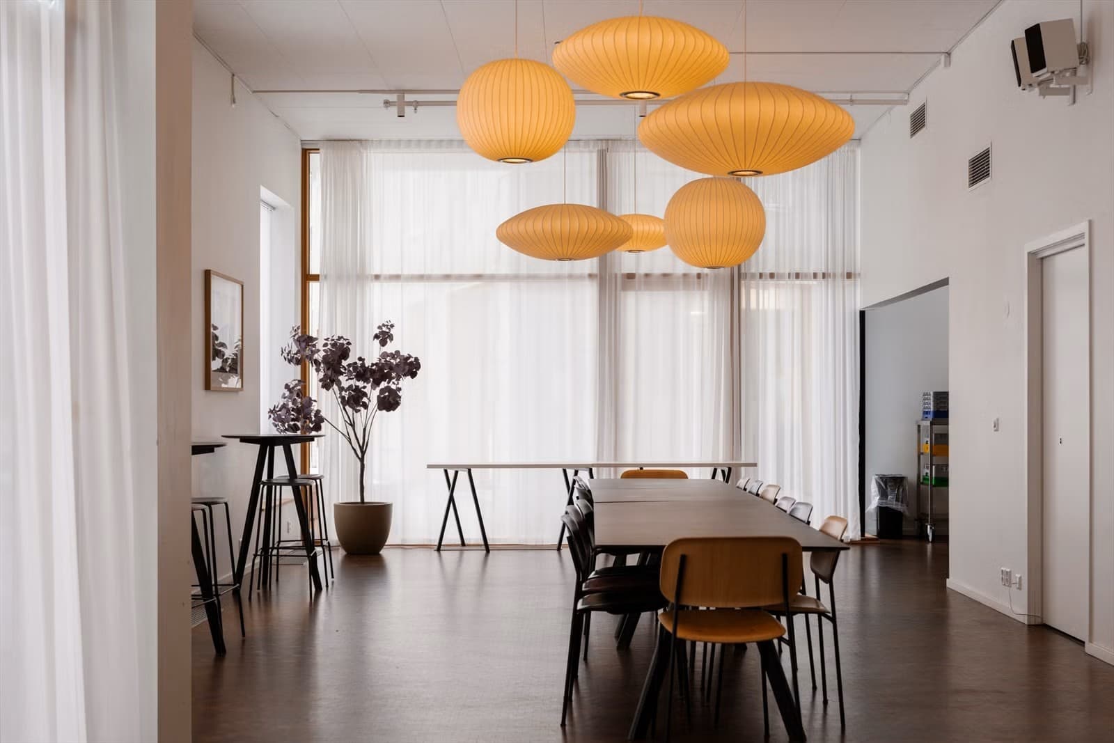 Her er det mulig å dekke opp til bevertning for inntil 24 personer.