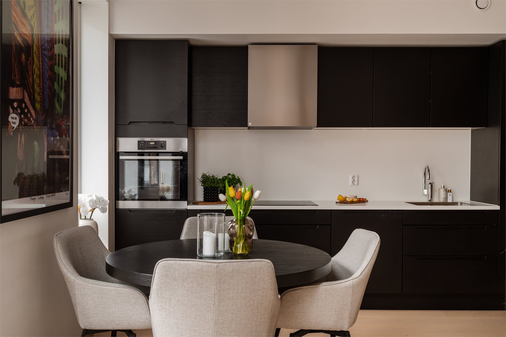 Stilrent og delikat kjøkken i mørk utførelse.