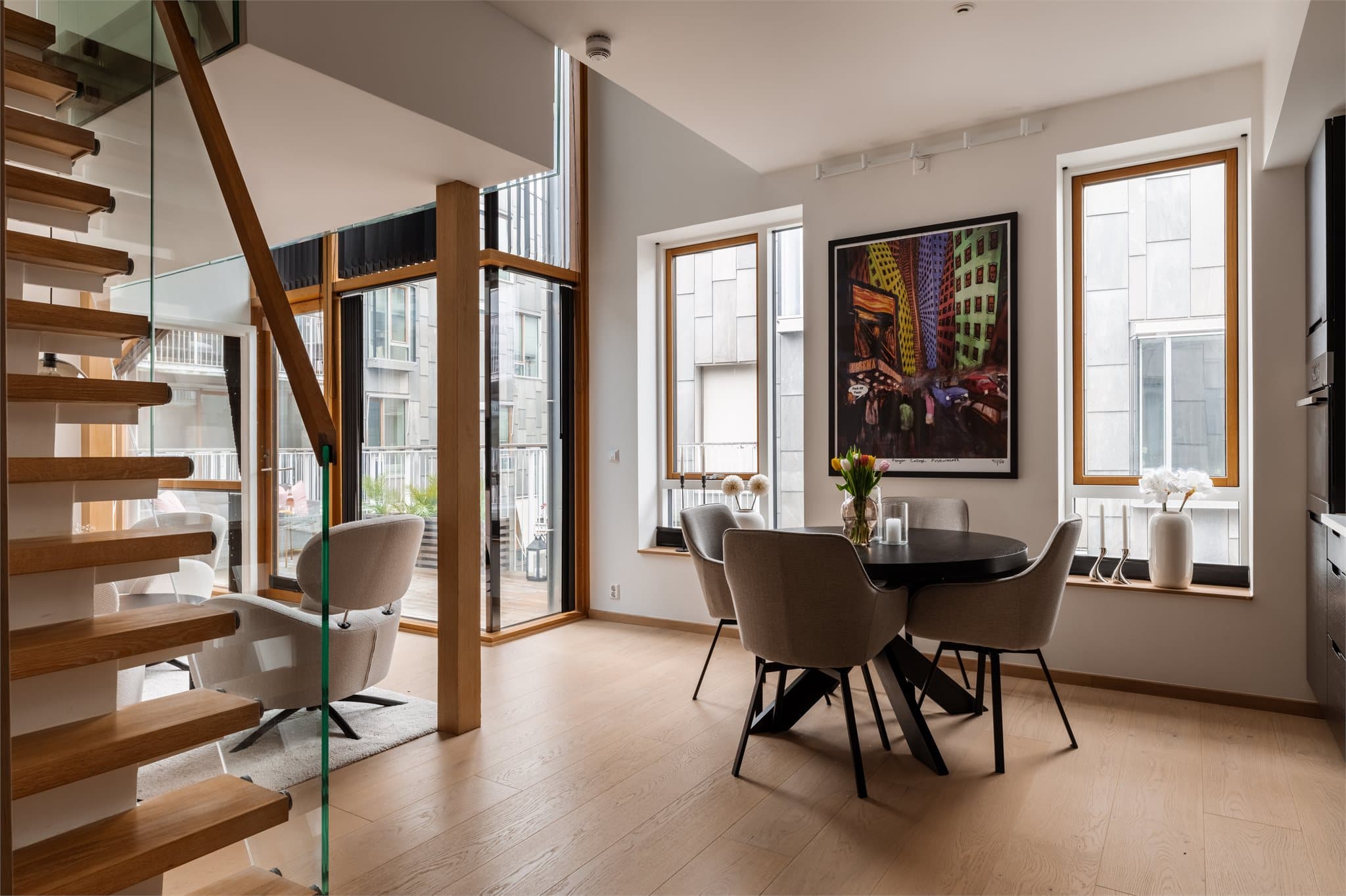 Velegnet plass til en innbydende spisegruppe mellom sonene.