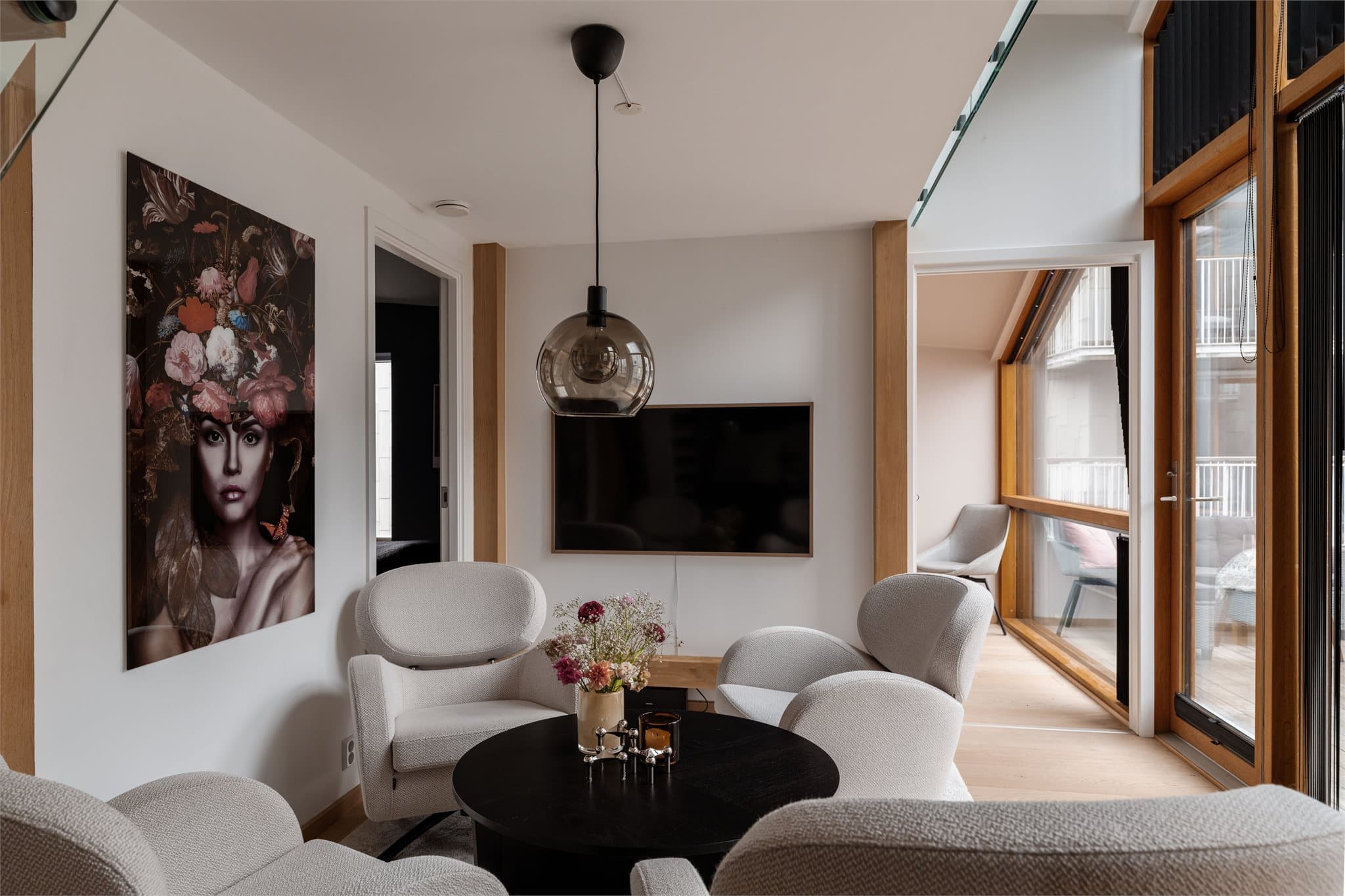 Den åpne planløsningen skaper en luftig og sosial sone, med god plass til både sofagruppe og spisebord.