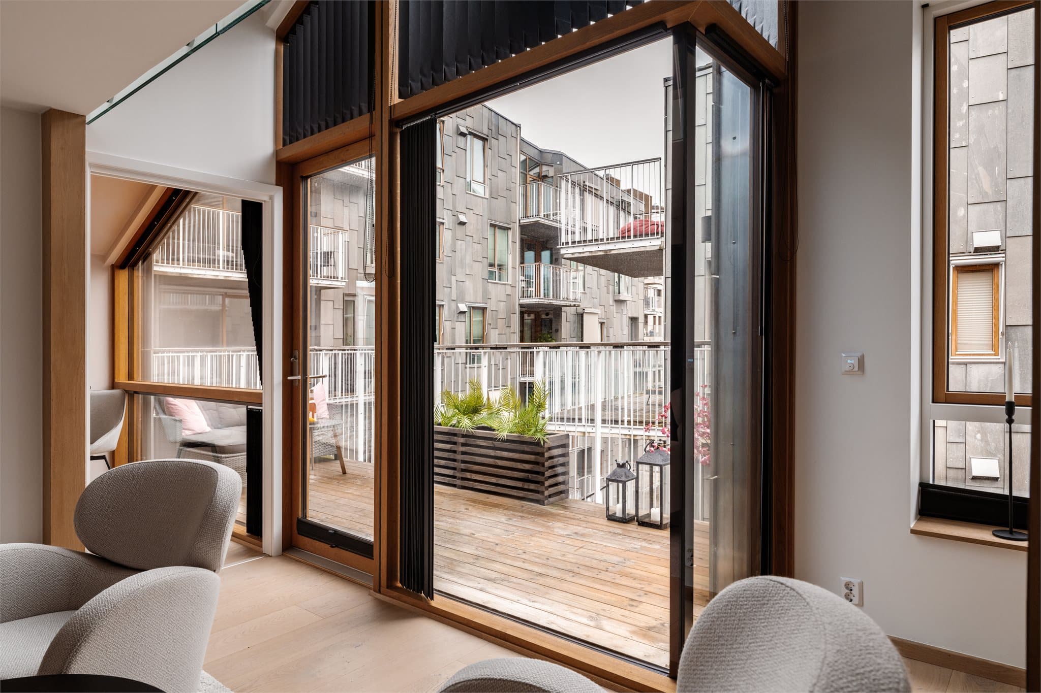 Fra allrommet er det utgang til en stor balkong på 11 m².