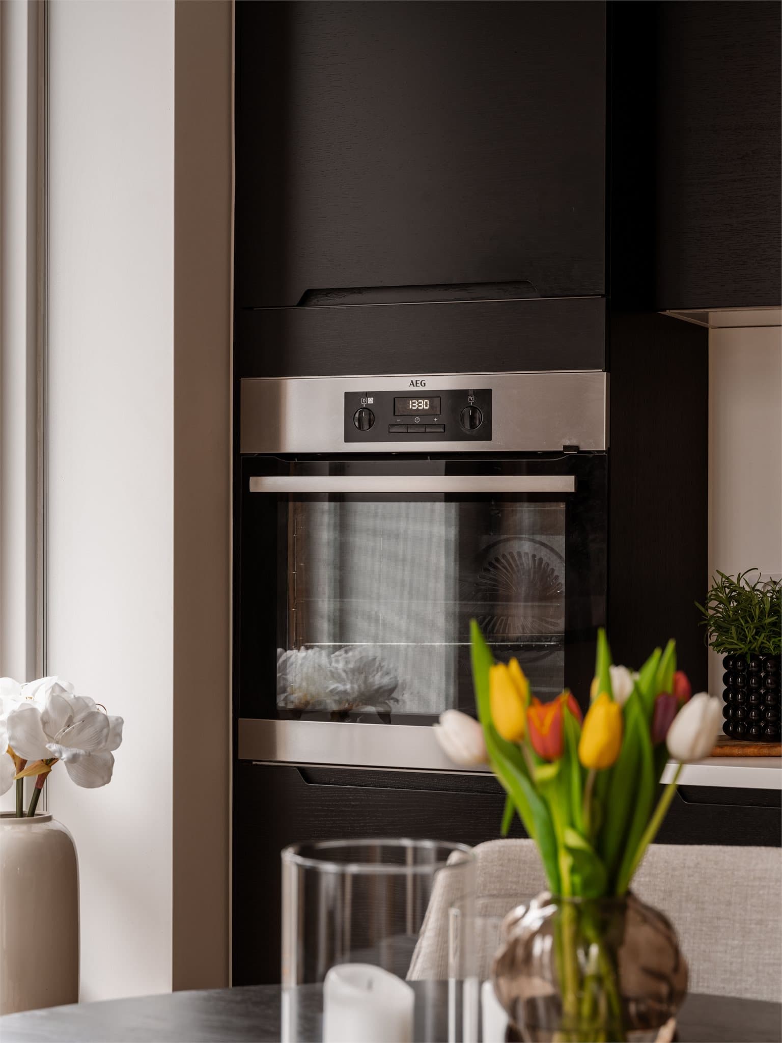 Det er integrerte hvitevarer som oppvaskmaskin, stekeovn, induksjon koketopp og kjøleskap med frysedel.