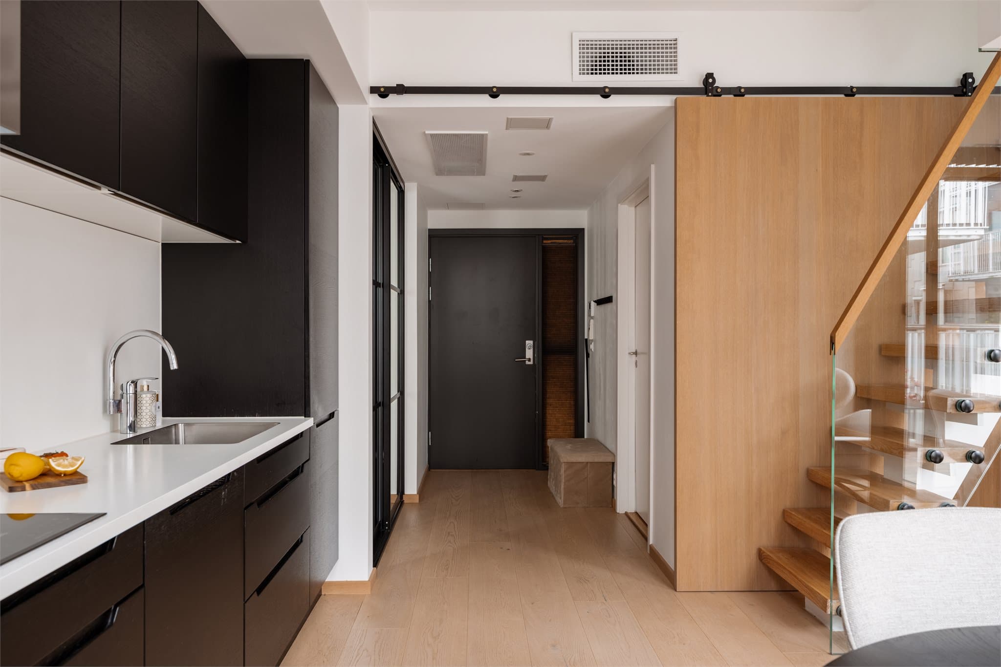 Døren kan skyves helt opp og sørger for godt med lys til gangen.