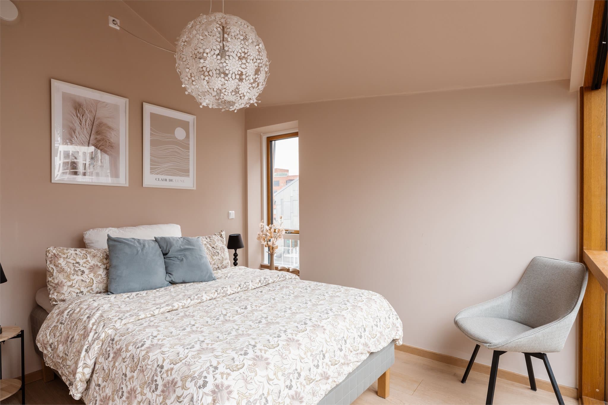 Lyst og behagelig soverom av god størrelse med plass til dobbeltseng og tilhørende møblering.