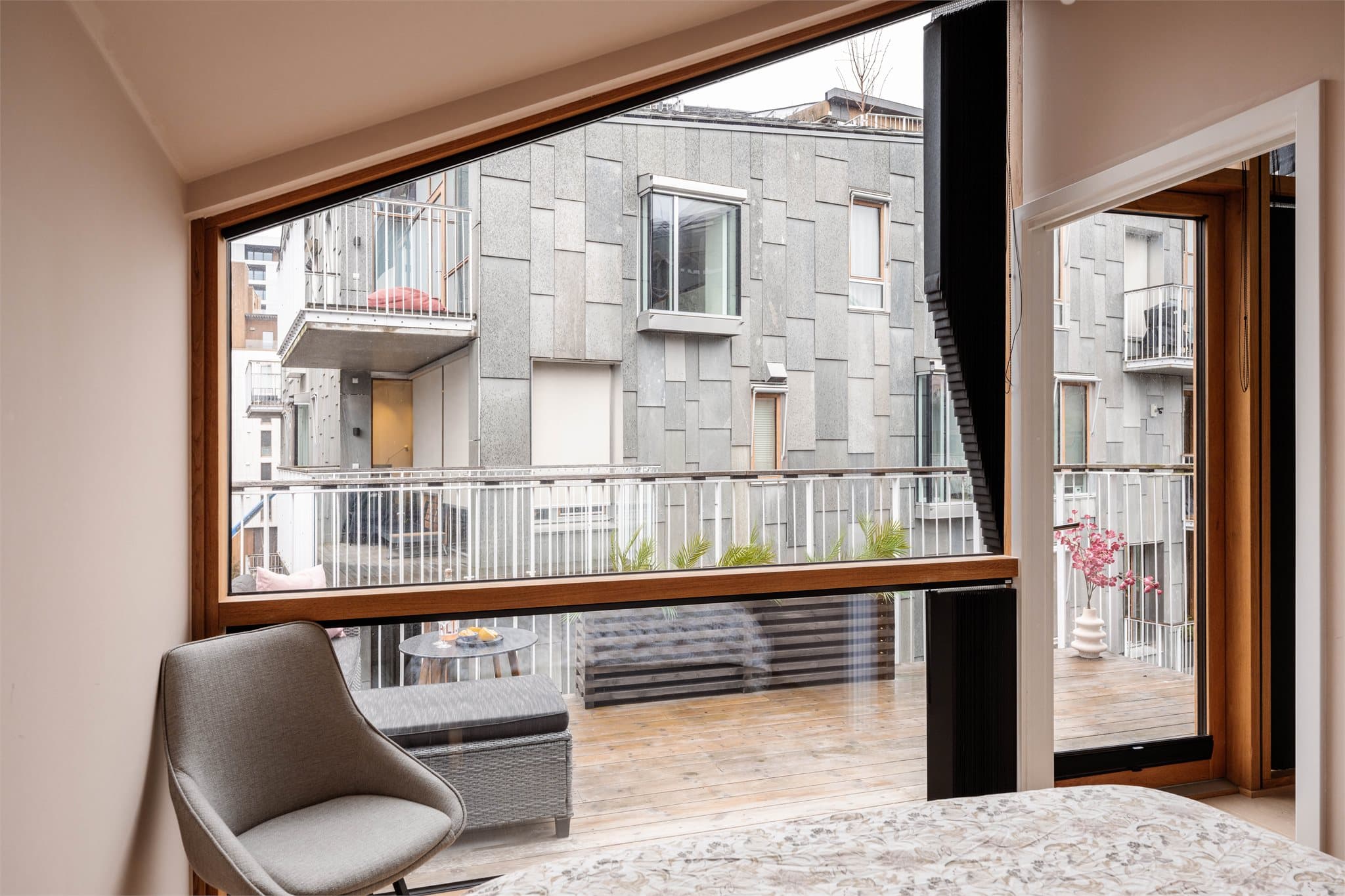 tore vindusflater slipper inn rikelig med naturlig lys og gir rommet en luftig og harmonisk atmosfære, velegnet som soverom eller gjesterom.