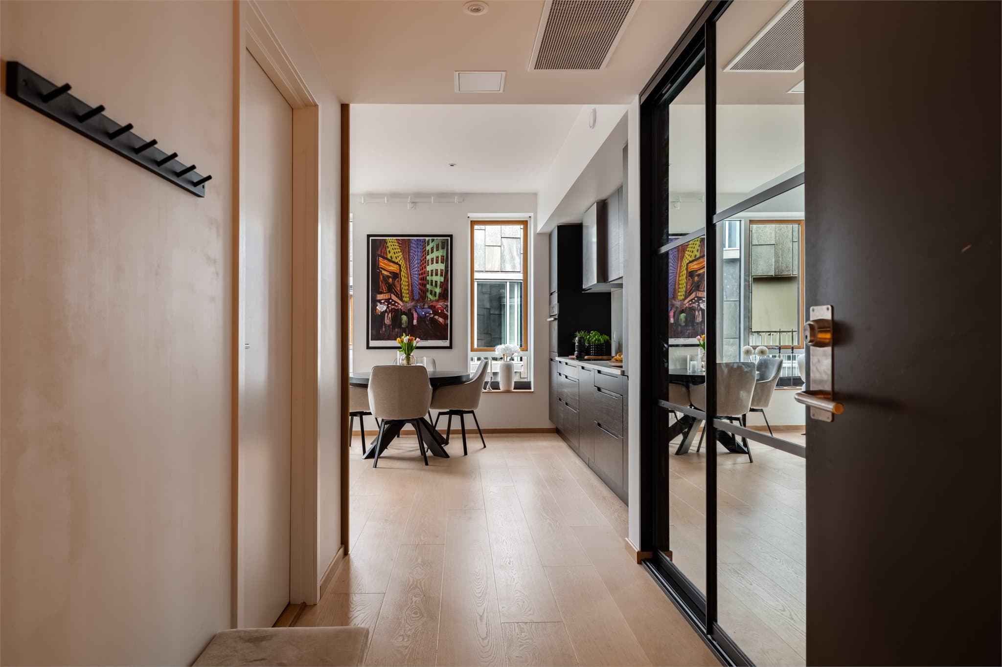 Leiligehten har varmekonvektor, som også har en kjølefunksjon for bruk i sommersesongen.