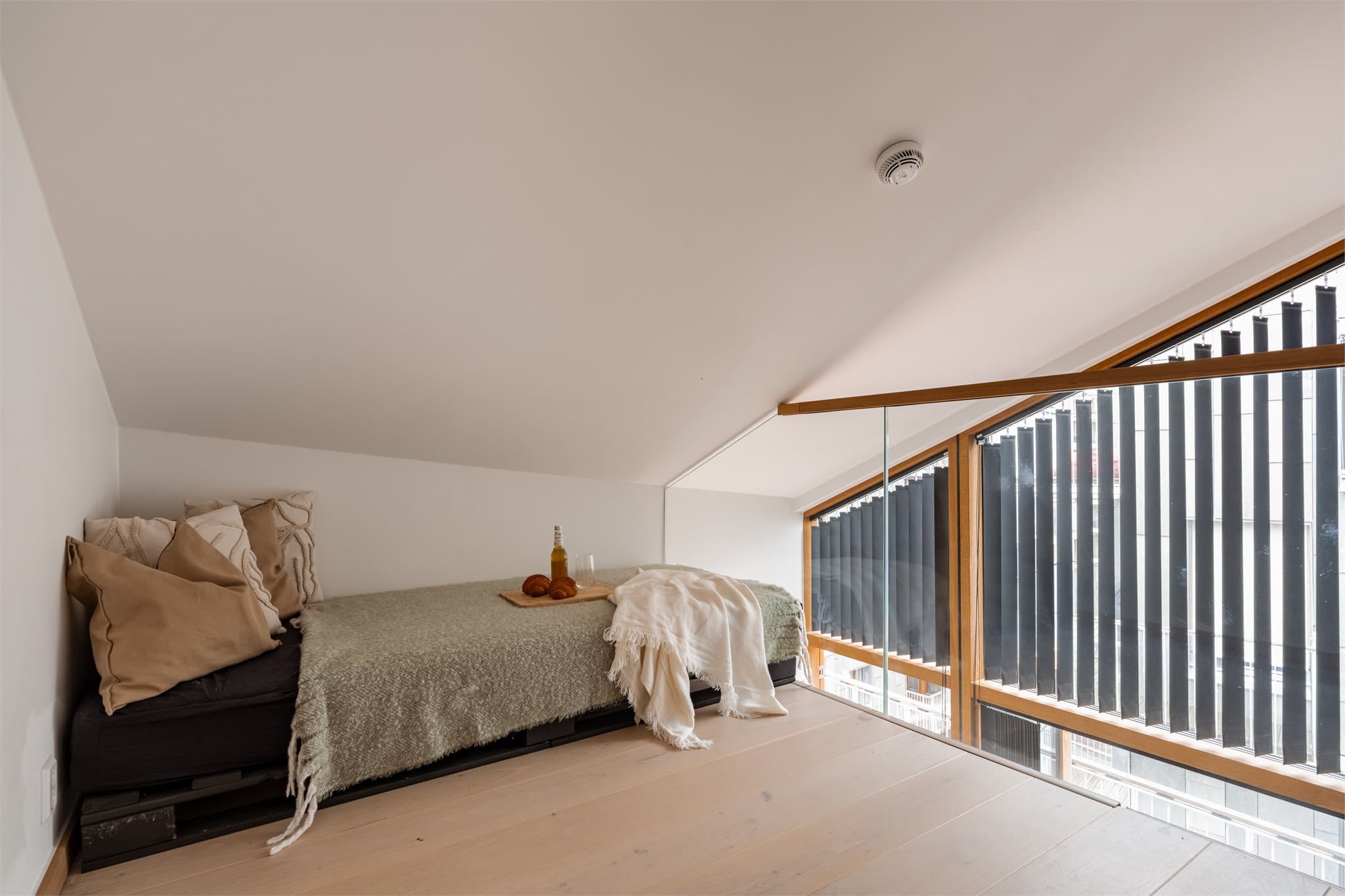 Området egner seg godt som hjemmekontor, TV-stue eller gjesteplass, og oppleves lyst og luftig med utsyn mot oppholdsrommet.