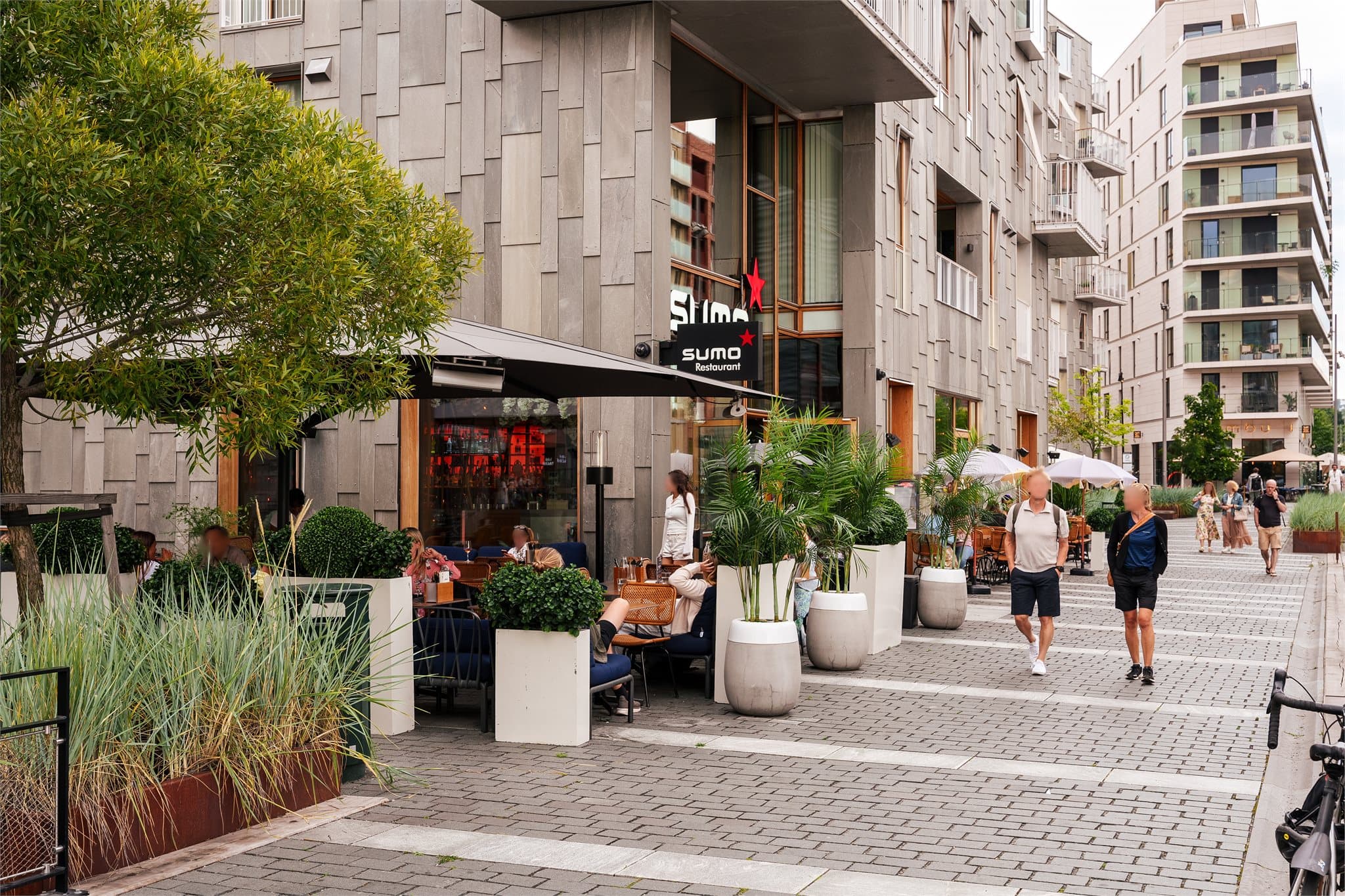 Listen av serveringssteder i nabolaget er lang med steder som Maaemo , The Vandelay, Nimbu, Sumo Restaurant Bjørvika, VIN Bjørvika for å nevne noen.