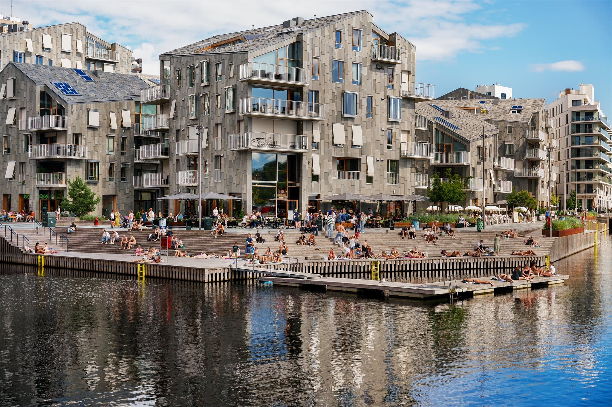 For den som er glad i sol og bading er det kort vei til flytende badstuer og populære badesteder som Sørenga Sjøbad, Bispevika, Operastranda og bryggene langs Havnepromenaden.