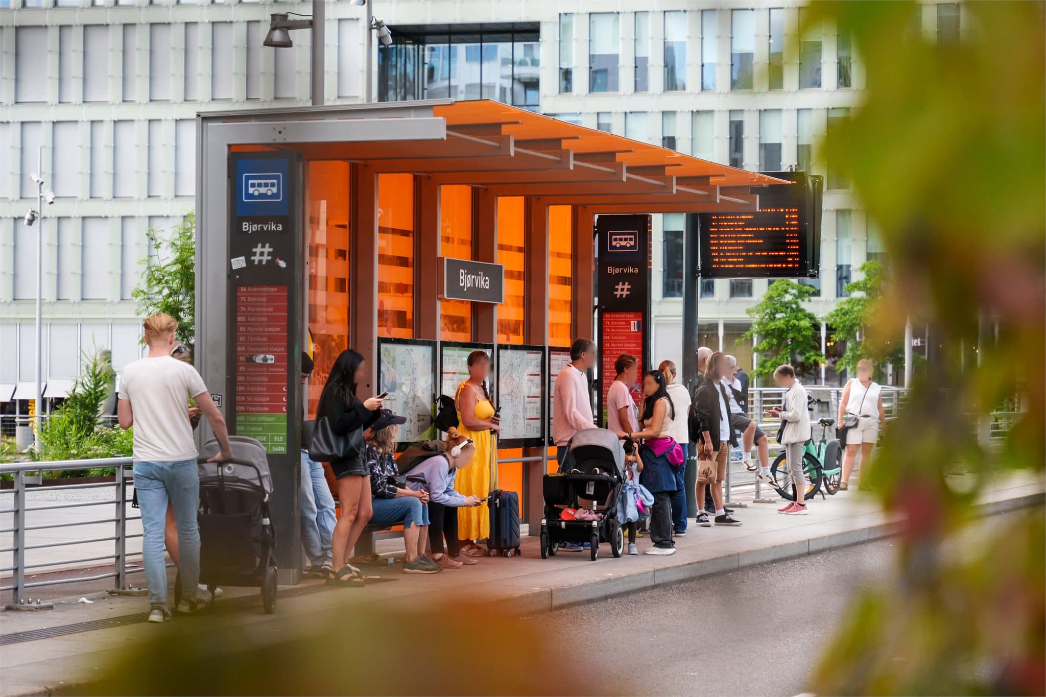 Det er kort vei til alle byens kanter - buss, tog, trikk og t-banen er innenfor gangavstand.