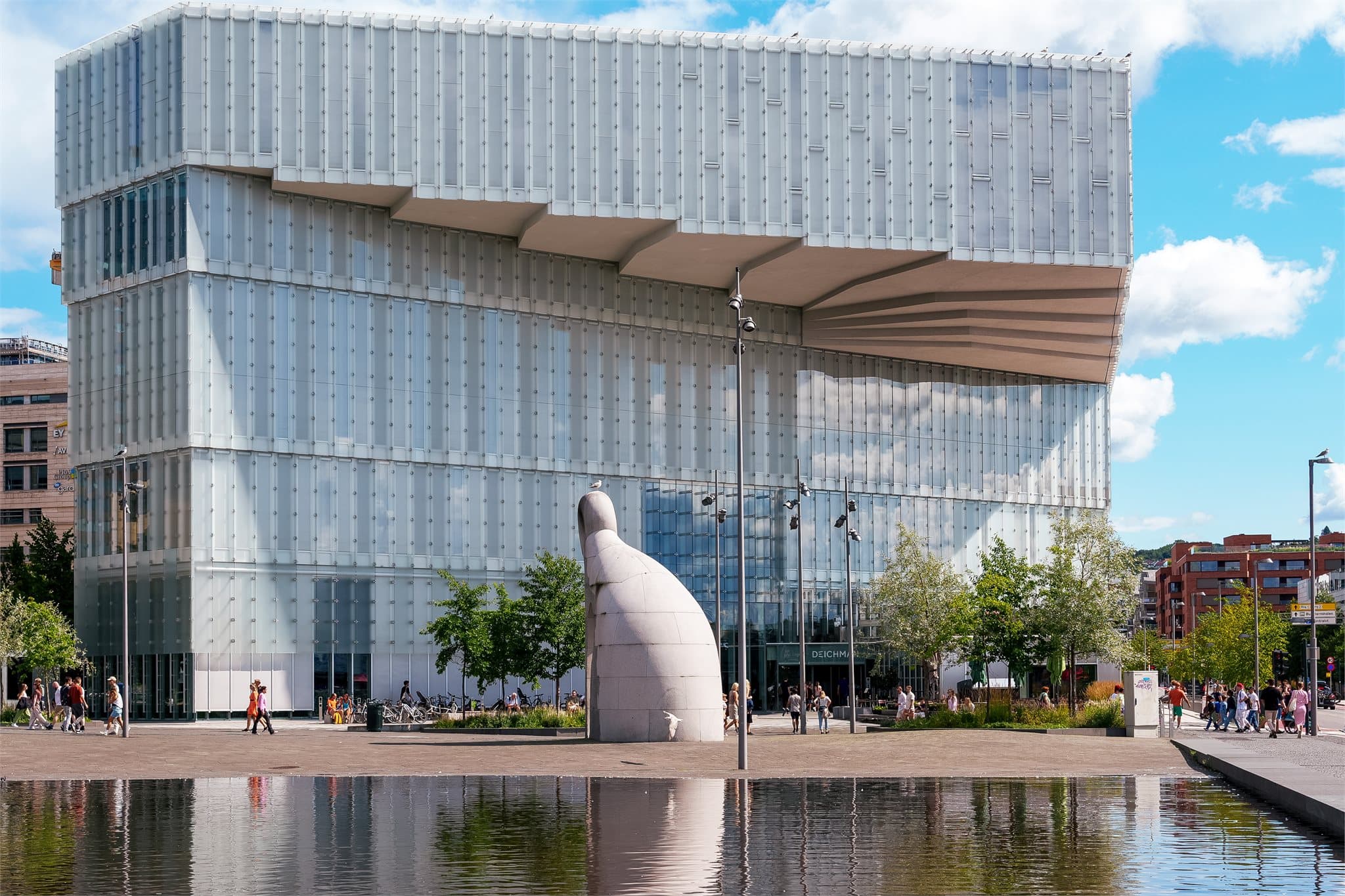 Operaen, Deichman Bjørvika, MUNCH og en rekke gallerier er med på å prege området med sine stilrene signalbygg og kulturtilbud for store og små.