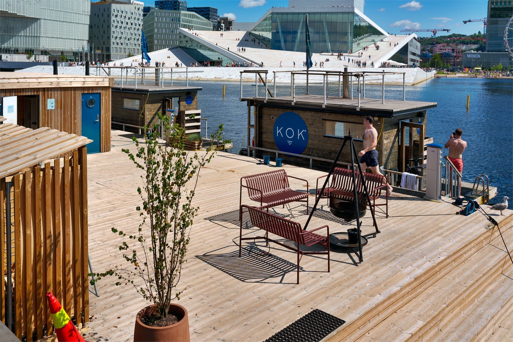 KOK Oslo Sauna er en flytende badstue i Oslofjorden hvor du kan kombinere varm sauna med et forfriskende bad i sjøen.