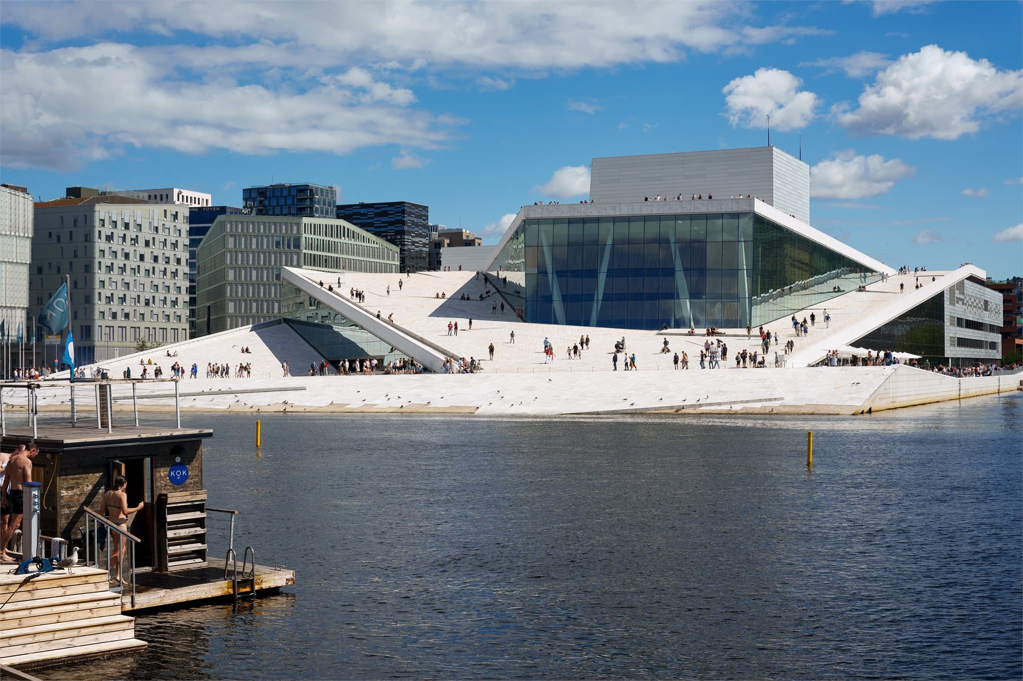 Operahuset i Oslo er et ikonisk bygg i Bjørvika hvor du kan gå på taket og nyte utsikten over Oslofjorden samtidig som det er hjemmet til Den Norske Opera & Ballett.
