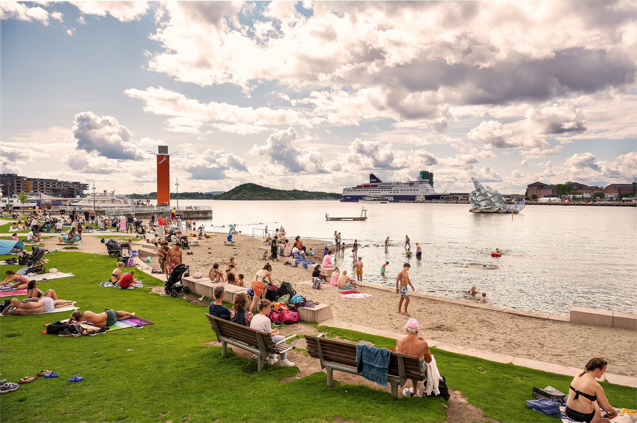Operastranda er en populær bystrand i Bjørvika, rett ved Operaen, hvor folk bader, soler seg og nyter livet langs Oslofjorden.
