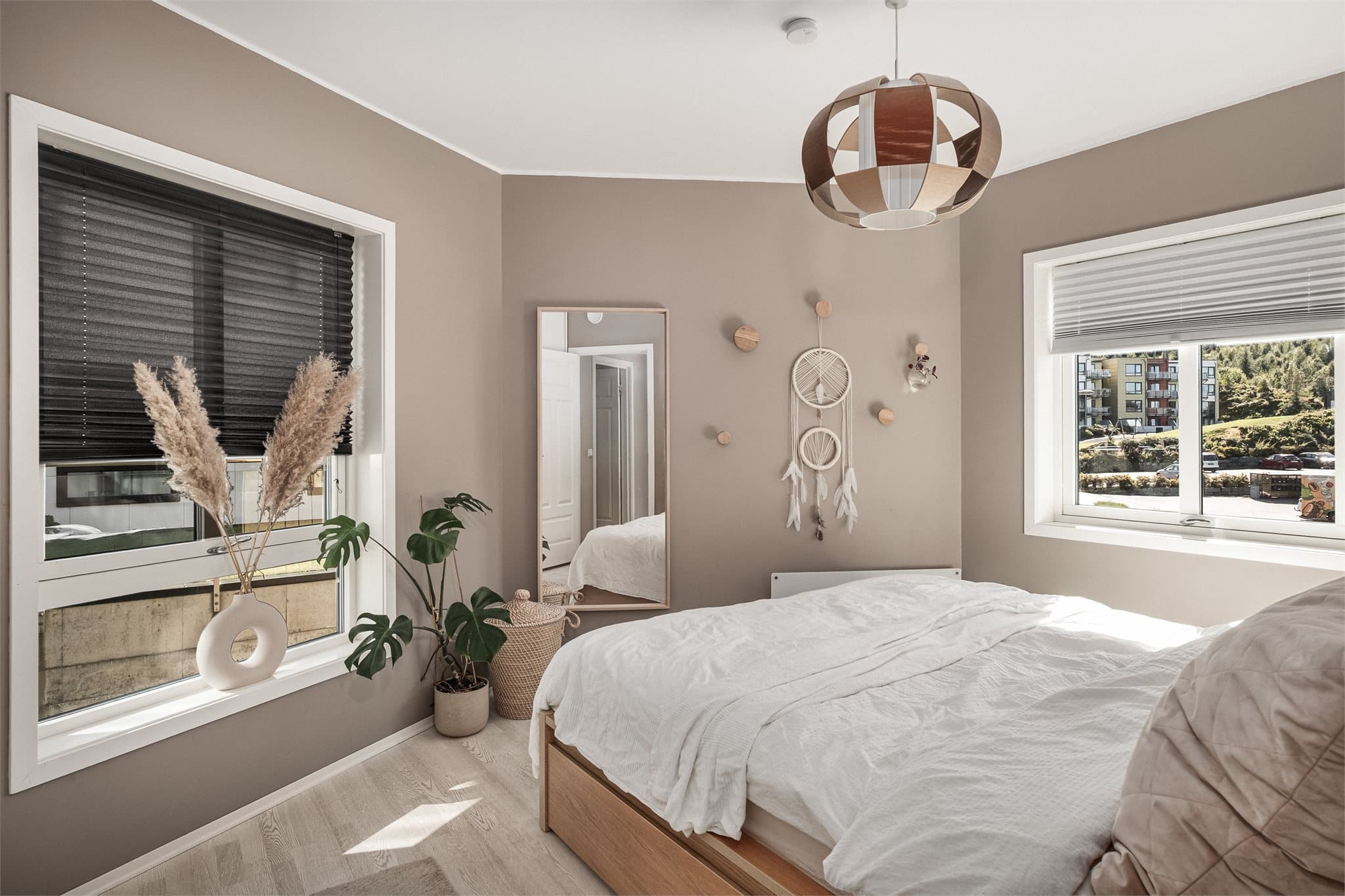 Hovedsoverommet er av god størrelse på 11,3 m² og har rikelig med lysinnslipp