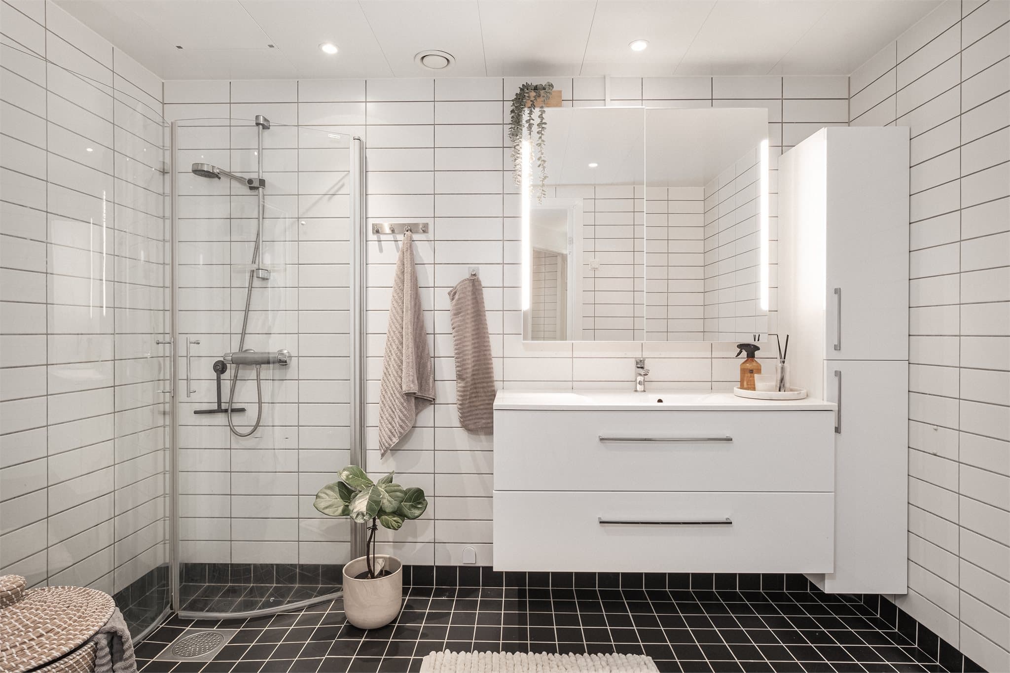 Badet er fliselagt både på vegger og gulv med gulvvarme