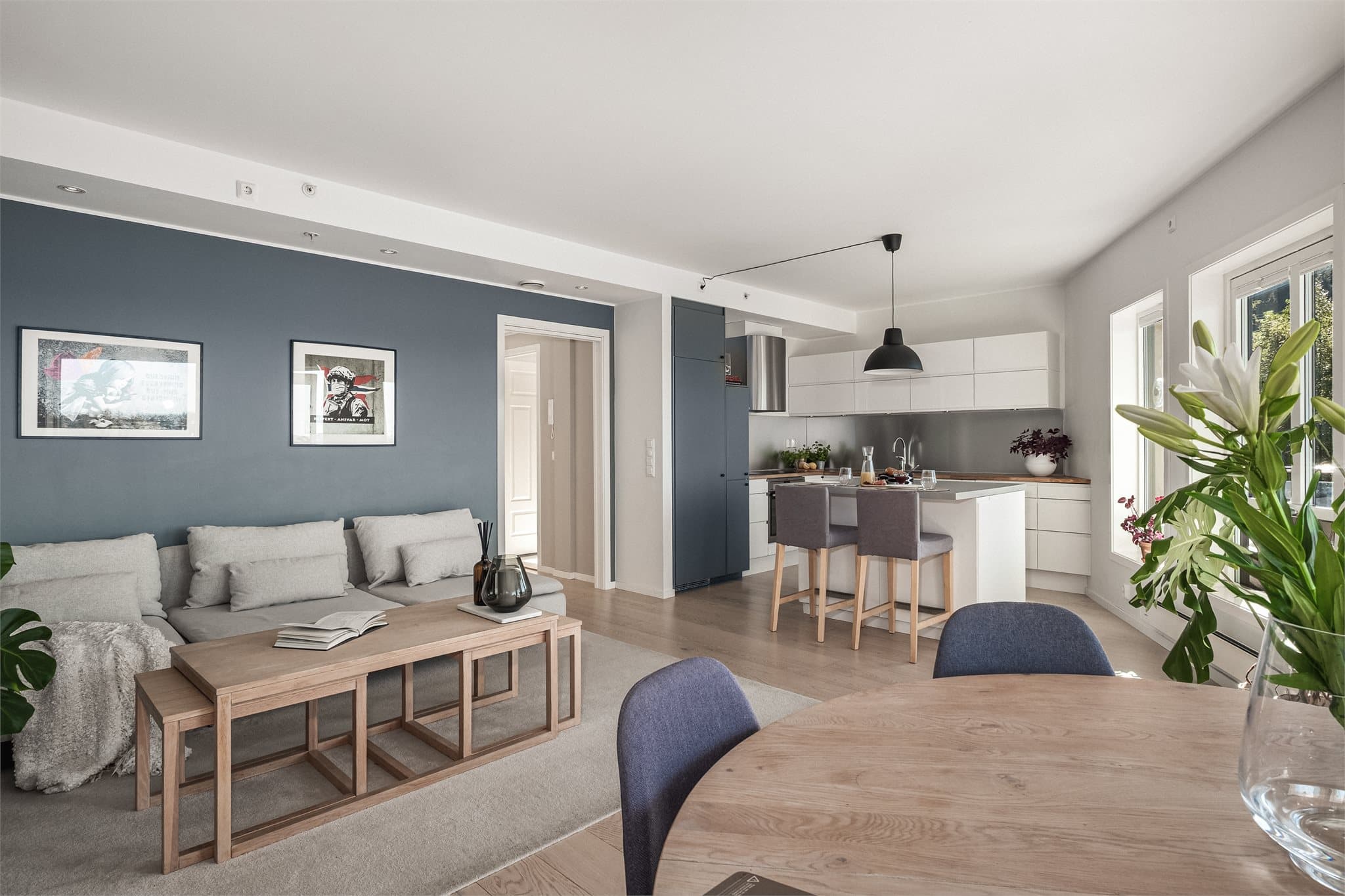 Romslig åpen stue- og kjøkkenløsning som måler 36 m²