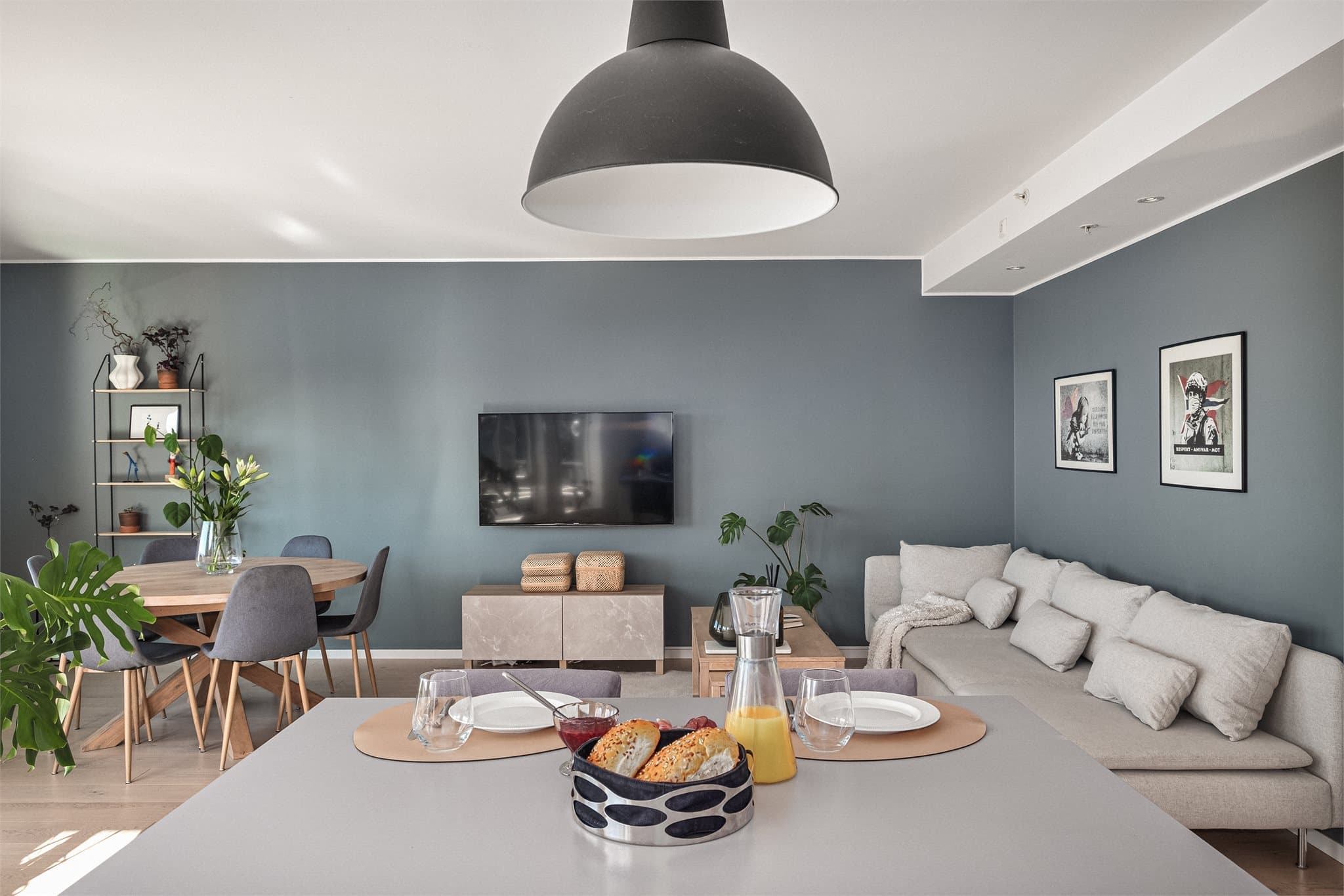 Rommet har god takhøyde på 2,57 m