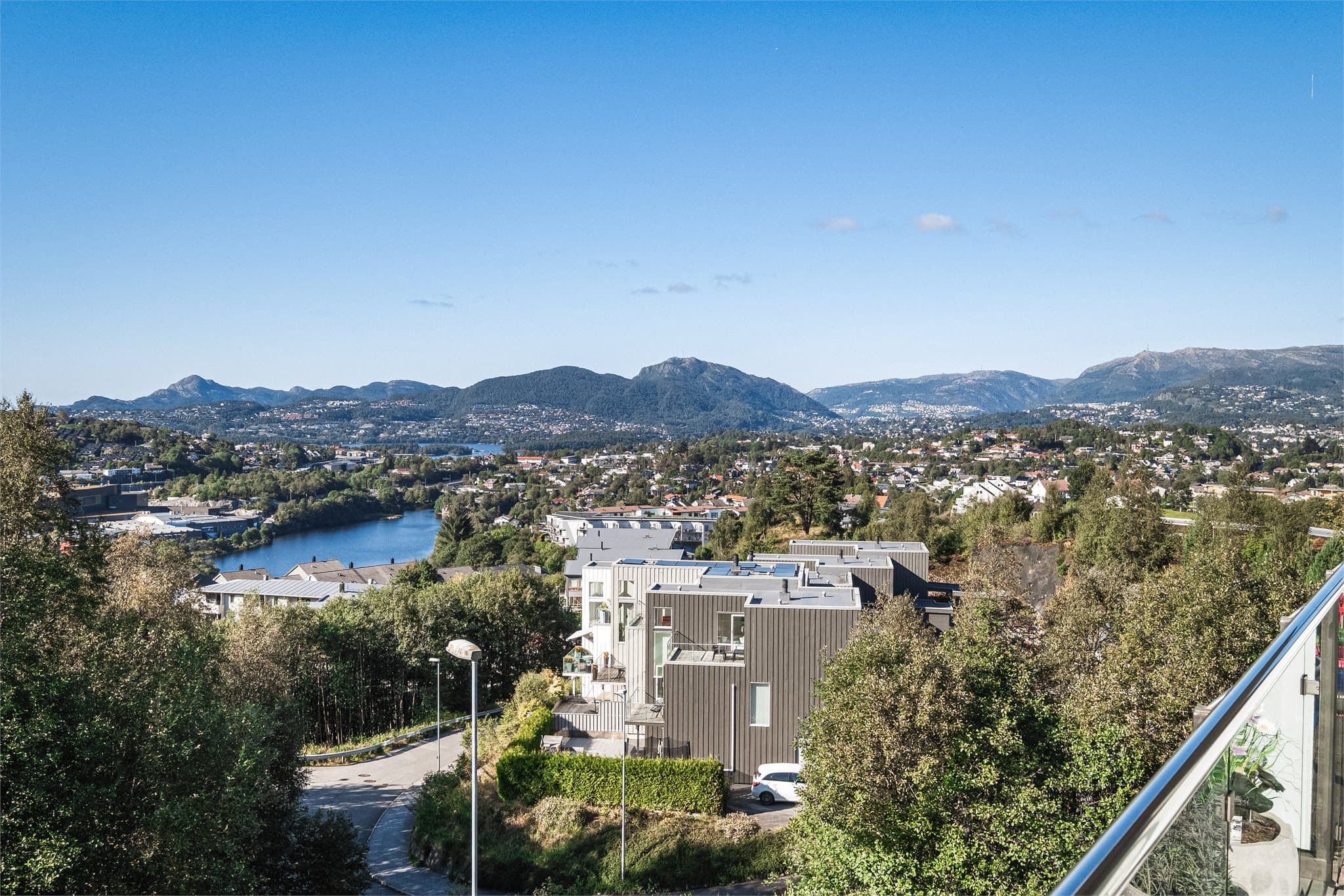 Nydelig utsikt ut over Apeltunvannet, Løvstakken, Bergensdalen og Ulriken