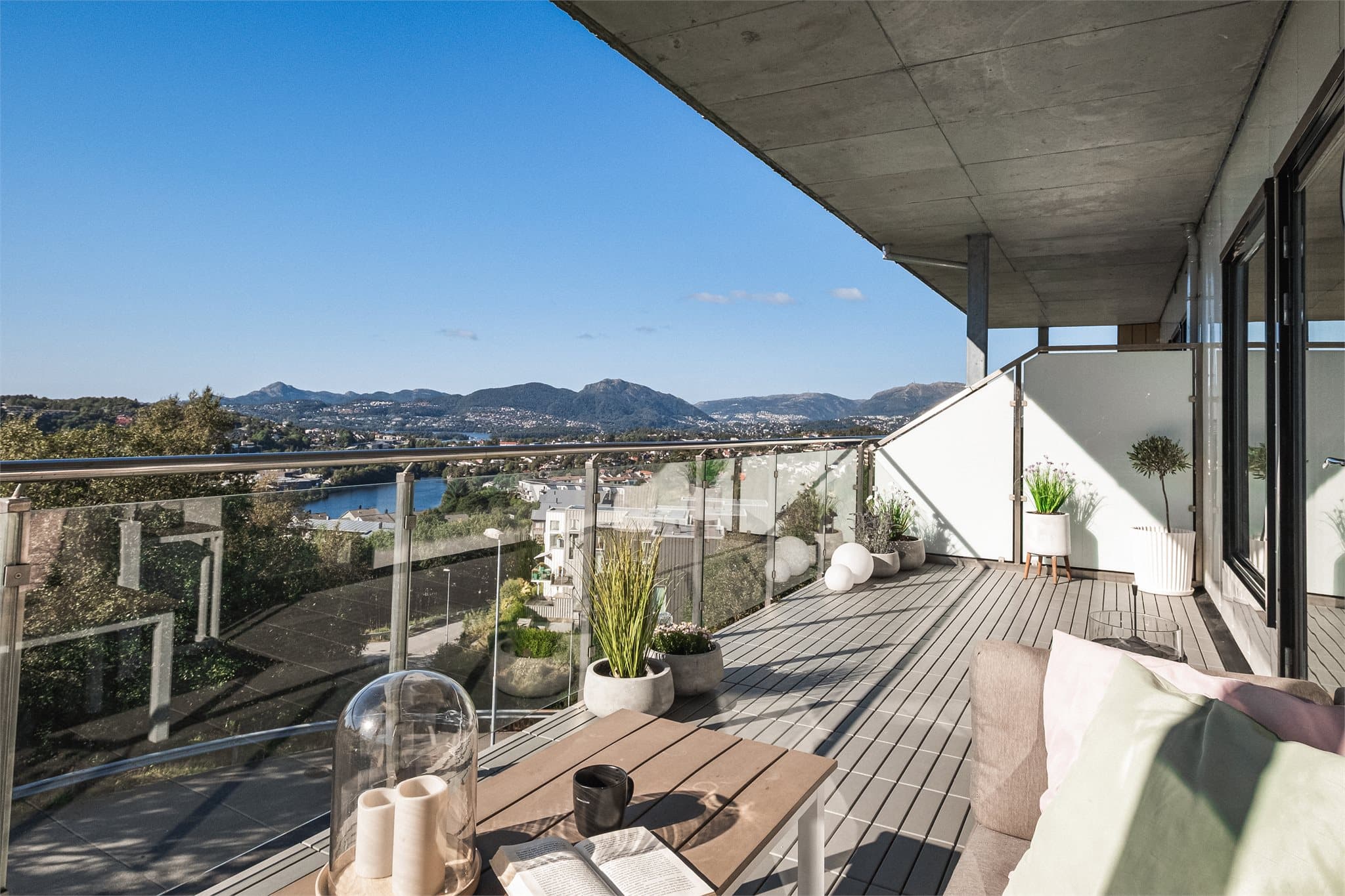 Stor solrik balkong på 18 m²