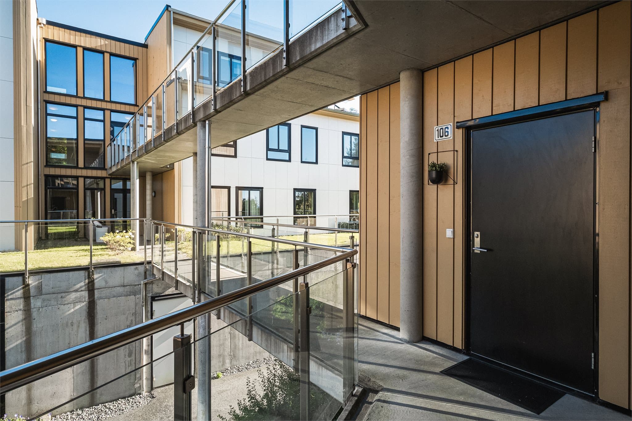 Leiligheten disponerer en bod i 1. etasje i nabobygget