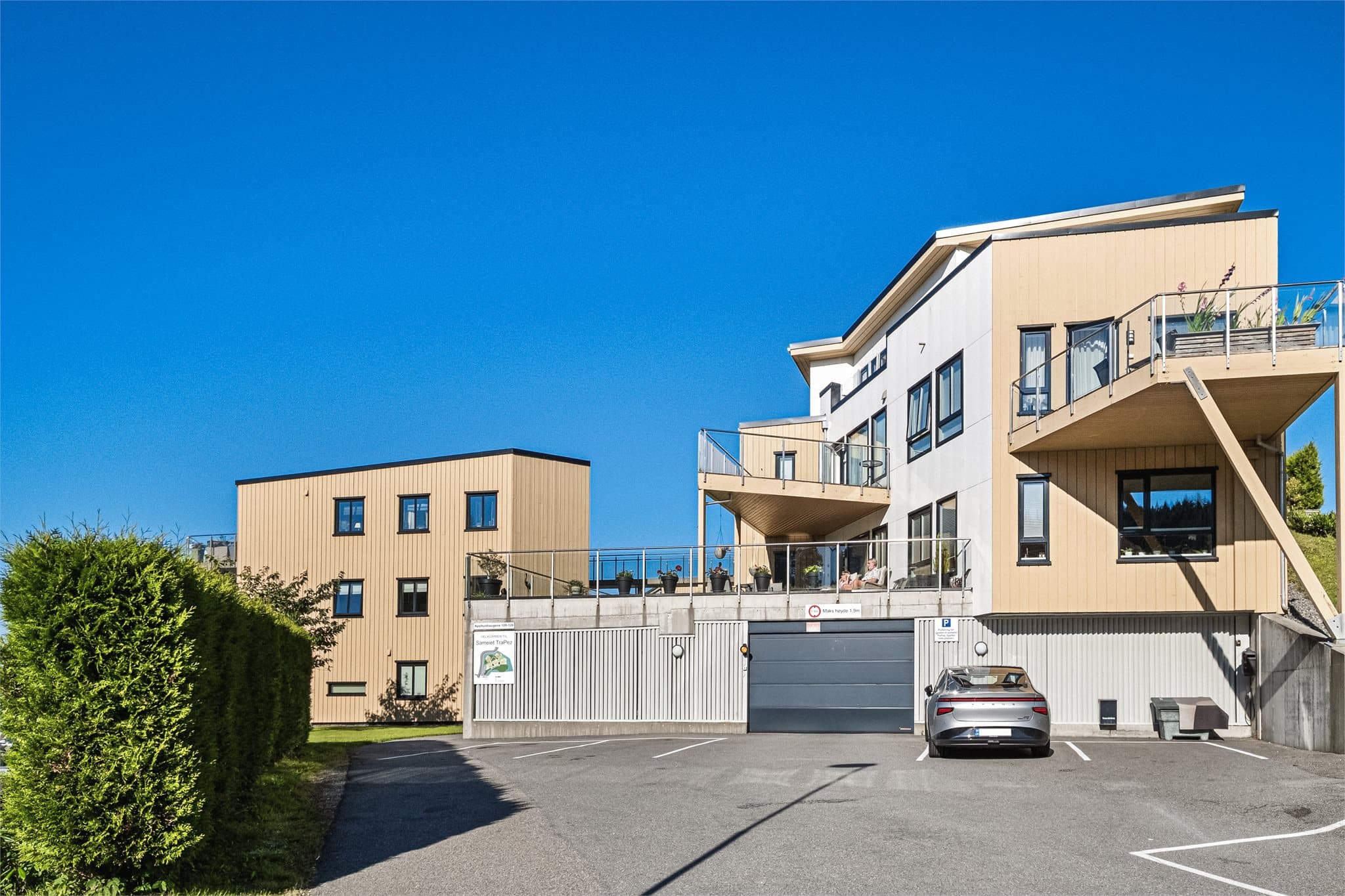 Det medfølger fast parkeringsplass i garasjeanlegget