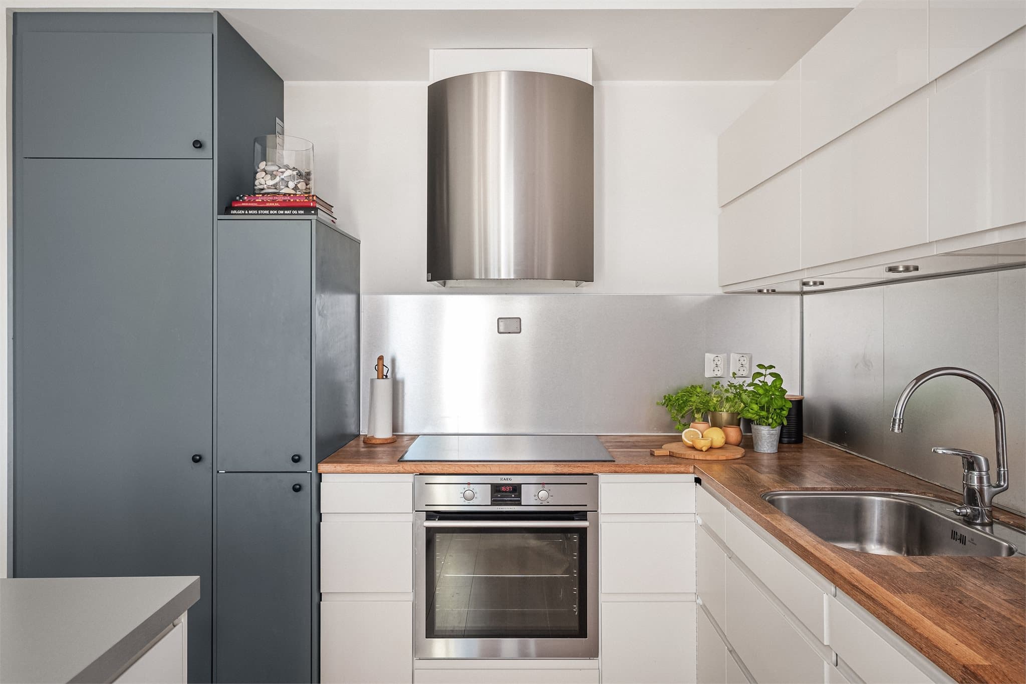 Integrerte hvitevarer hvor stekeovn og platetopp fra AEG, oppvaskmaskin fra Boch og kjøleskap fra IKEA