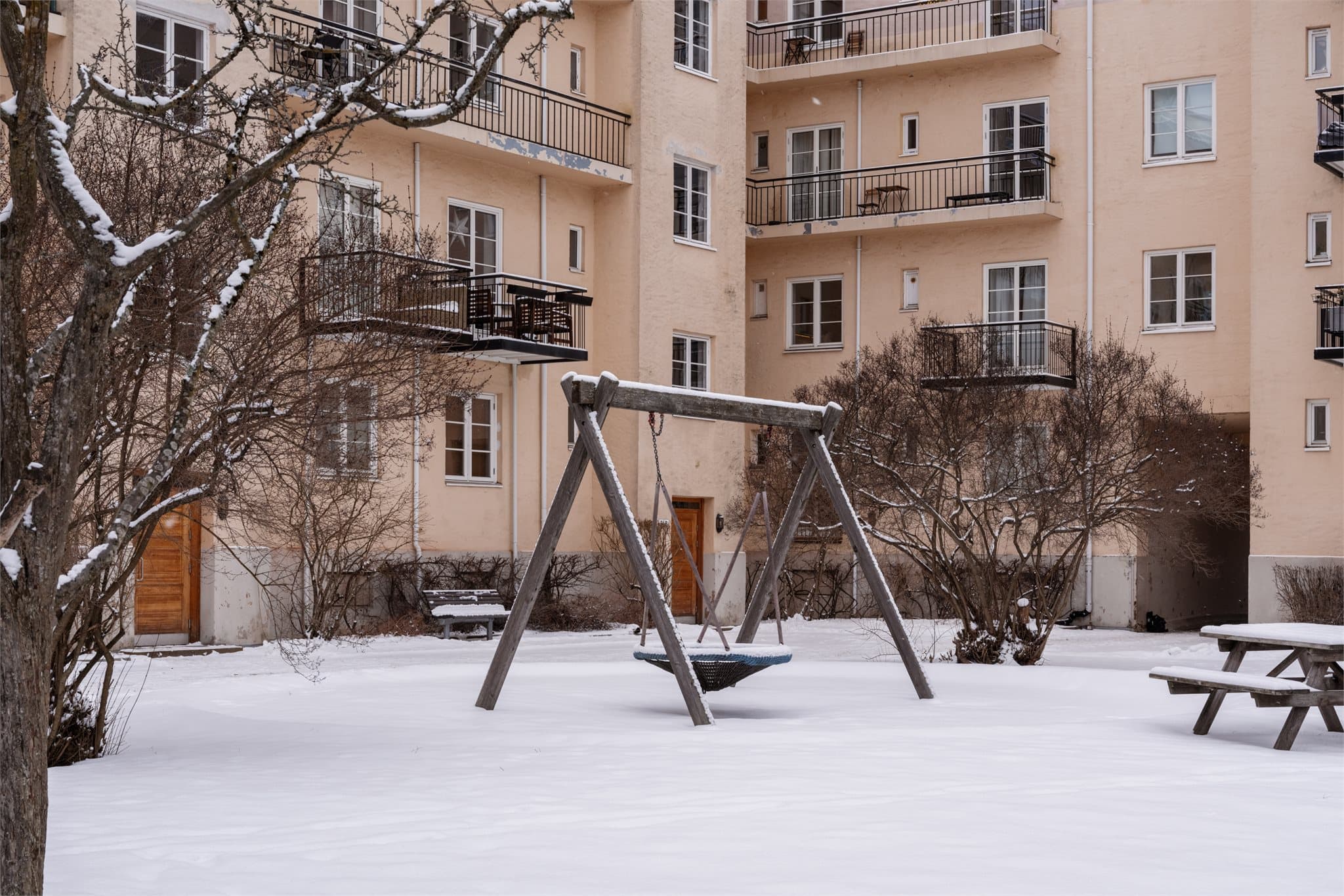 Sameiets felles bakgård er pent opparbeidet med lekeapparater og sittegrupper.