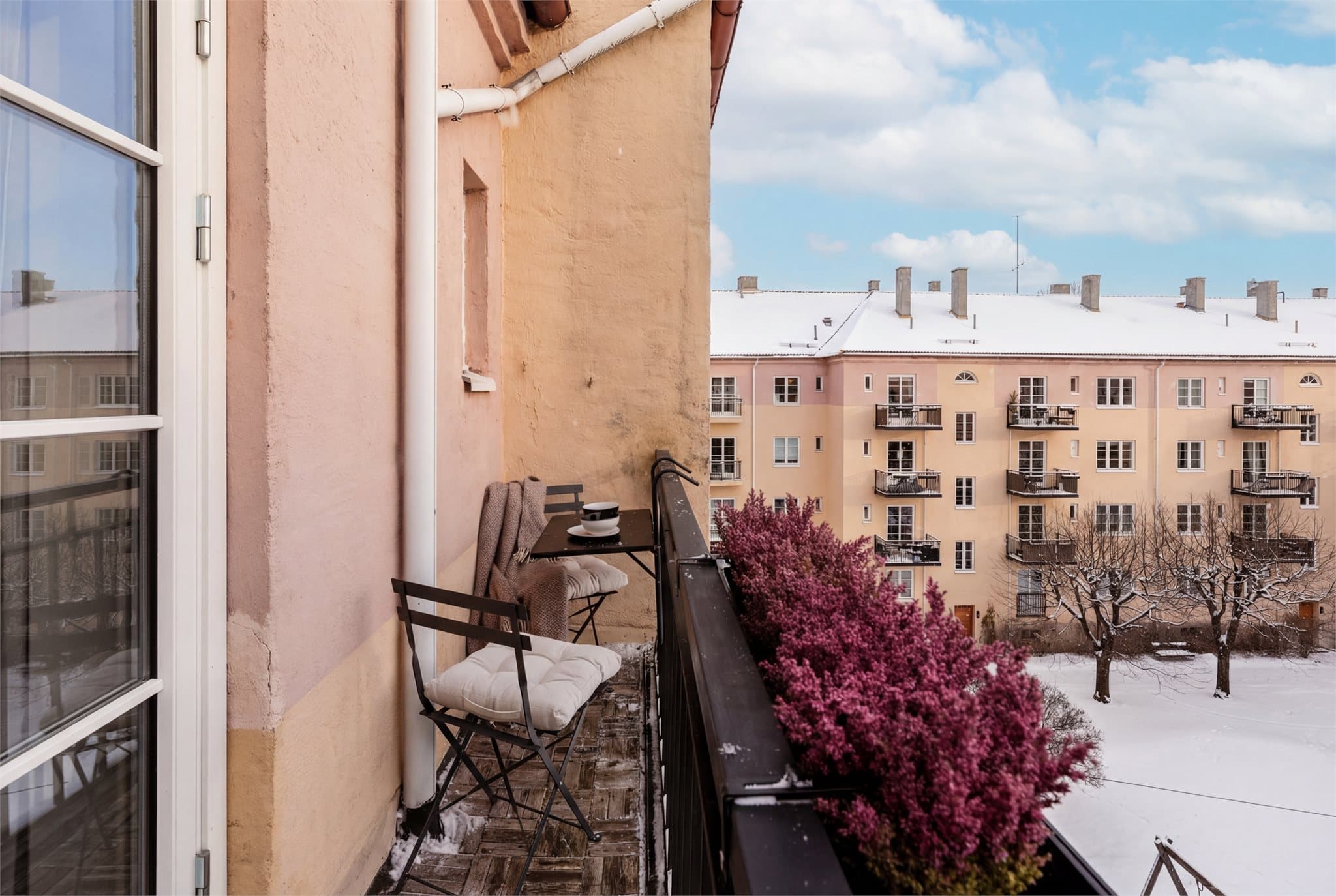 Den nordøstvendte balkongen på 3 m² vender mot en rolig og skjermet bakgård.