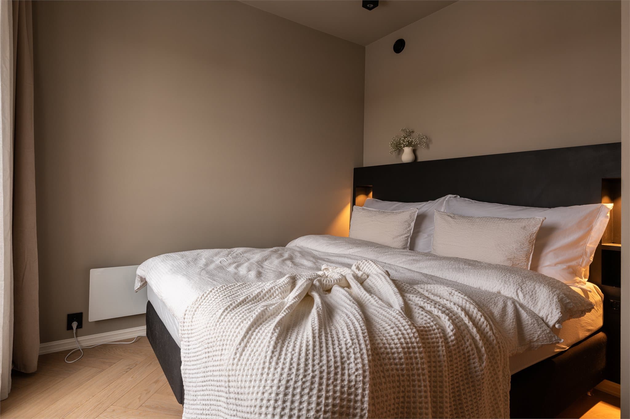 Soverommet er rolig og behagelig, med plass til dobbeltseng.