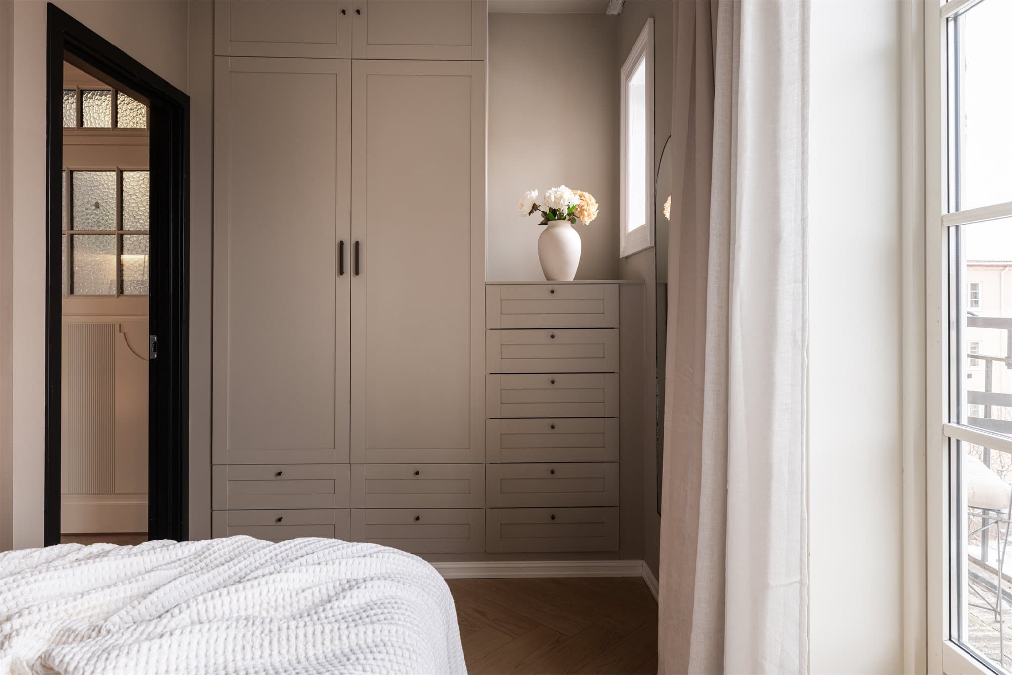 En integrert garderobeløsning gir rikelig med oppbevaringsplass.