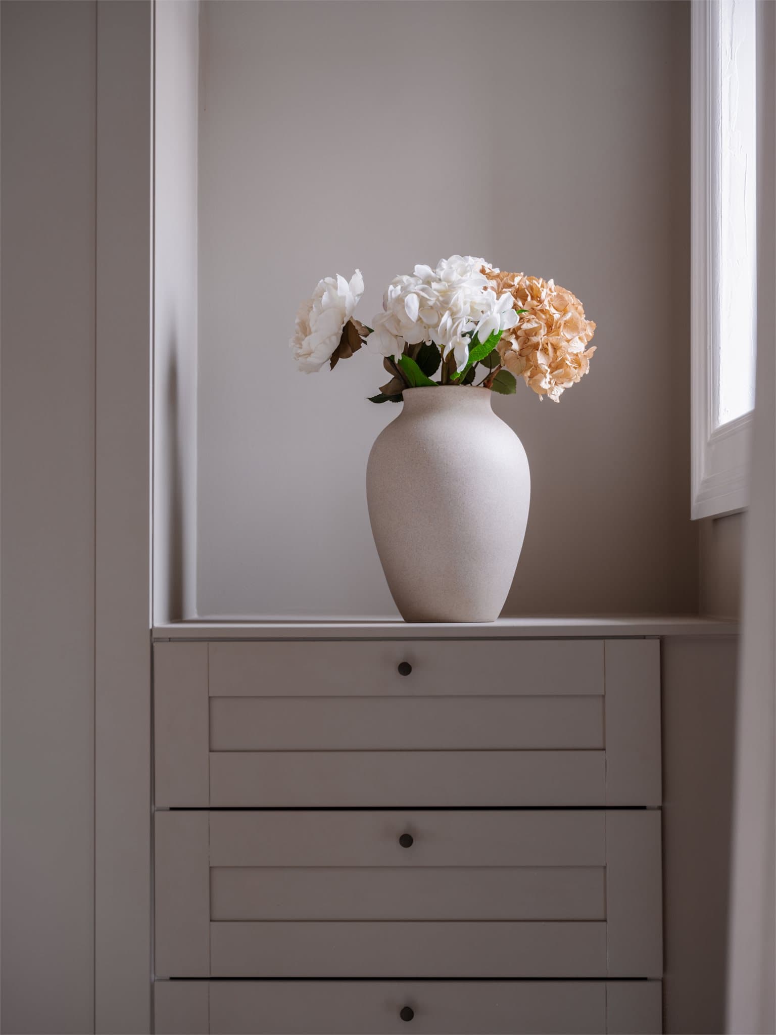 Garderobeløsningen er plassbygget og utnytter takhøyden fullt ut.