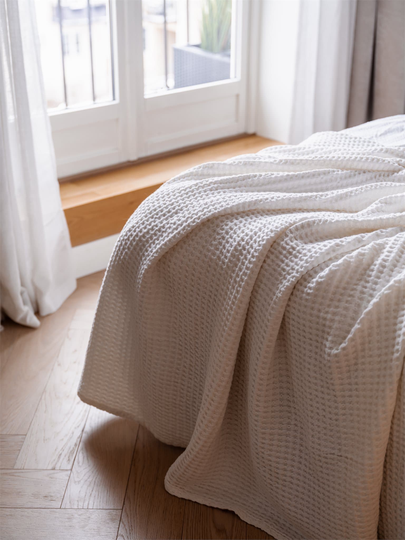 Også på soverommet er det eikeparkett i fiskebensmønster med varmefolie.