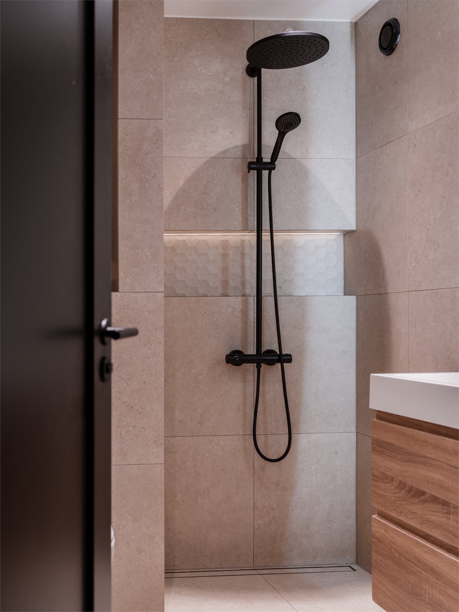 Dusjløsning med regnfallsdusj og elegant armatur fra Tapwell.