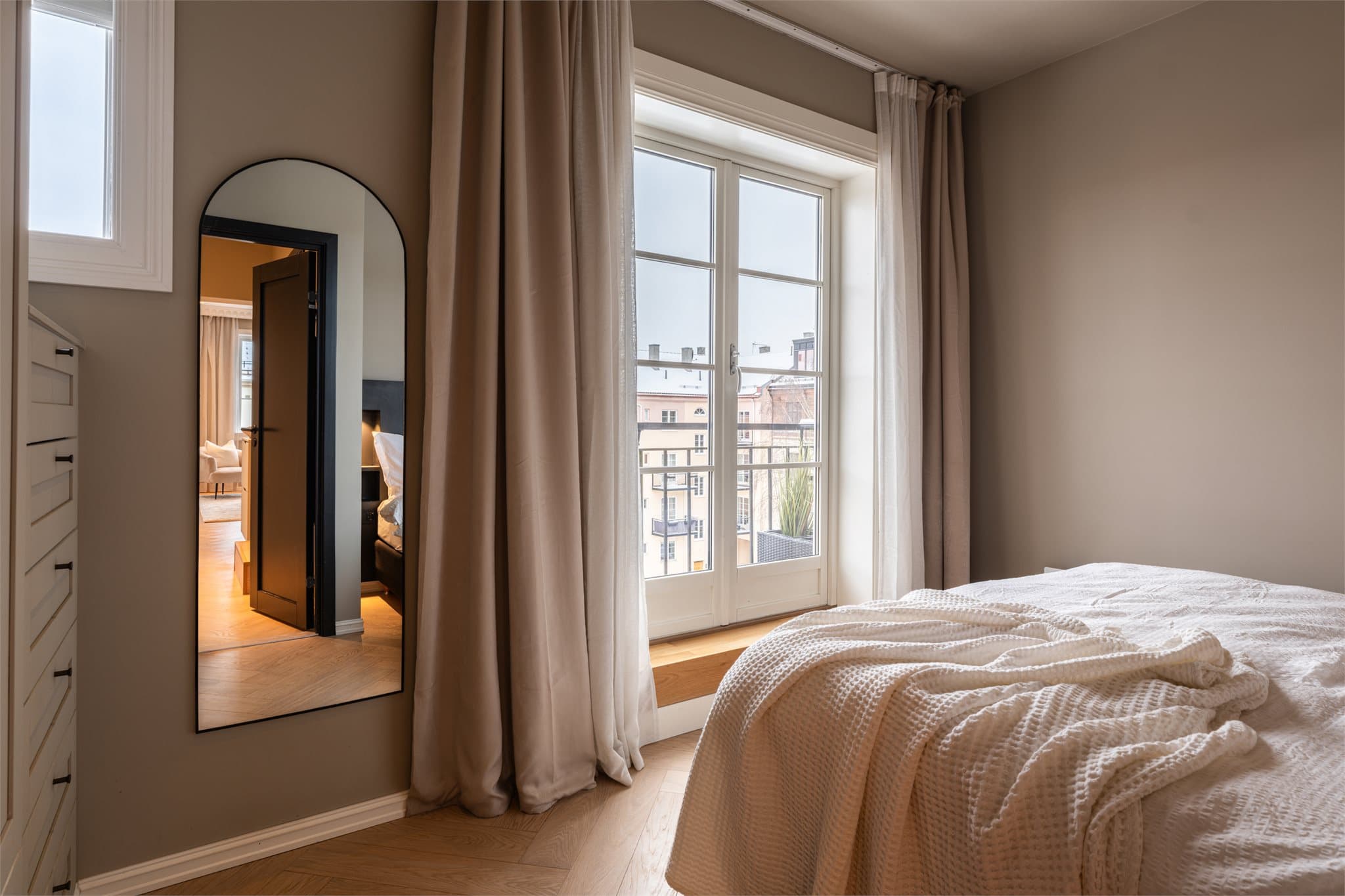 Fra soverommet er det direkte utgang til balkongen.