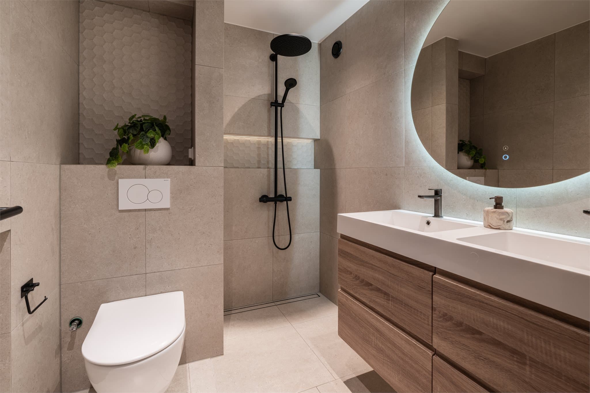 Delikat bad, totaloppusset i 2021, med store, beige 60x60 fliser.