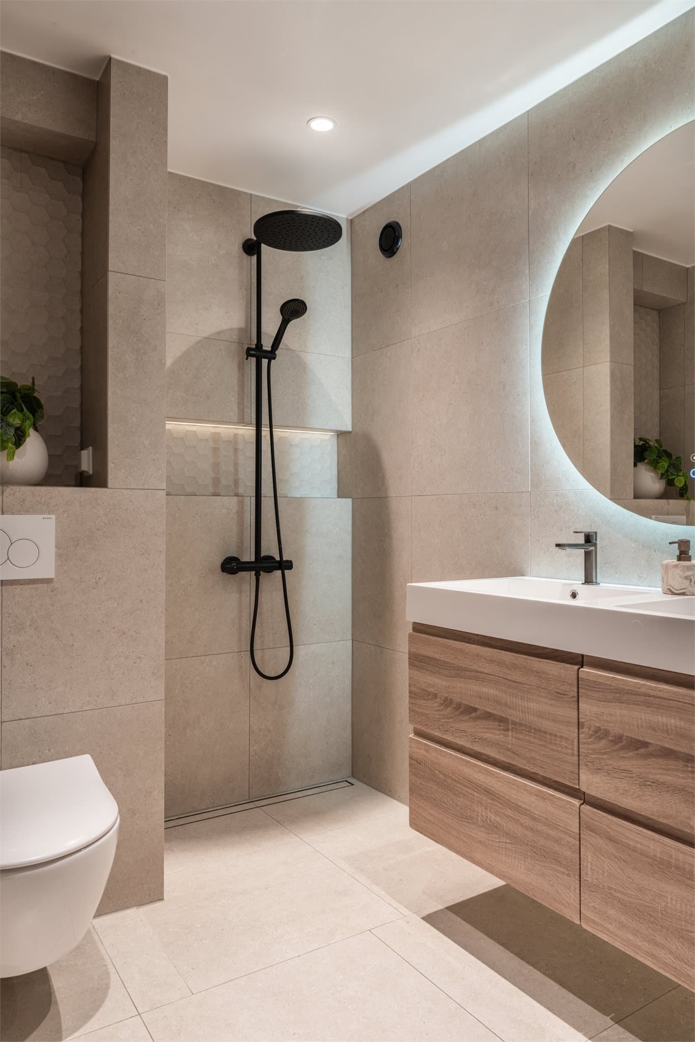 Her er det gulvvarme for ekstra komfort, samt downlights i himling.