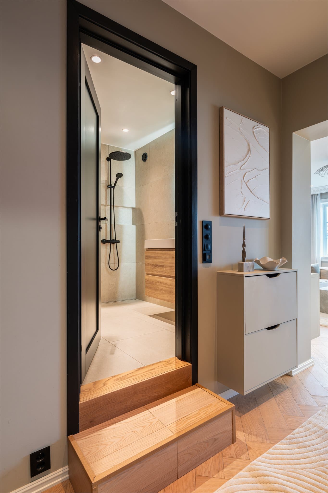 Badet er hevet, noe som gir en spennende romfølelse og et klart skille.