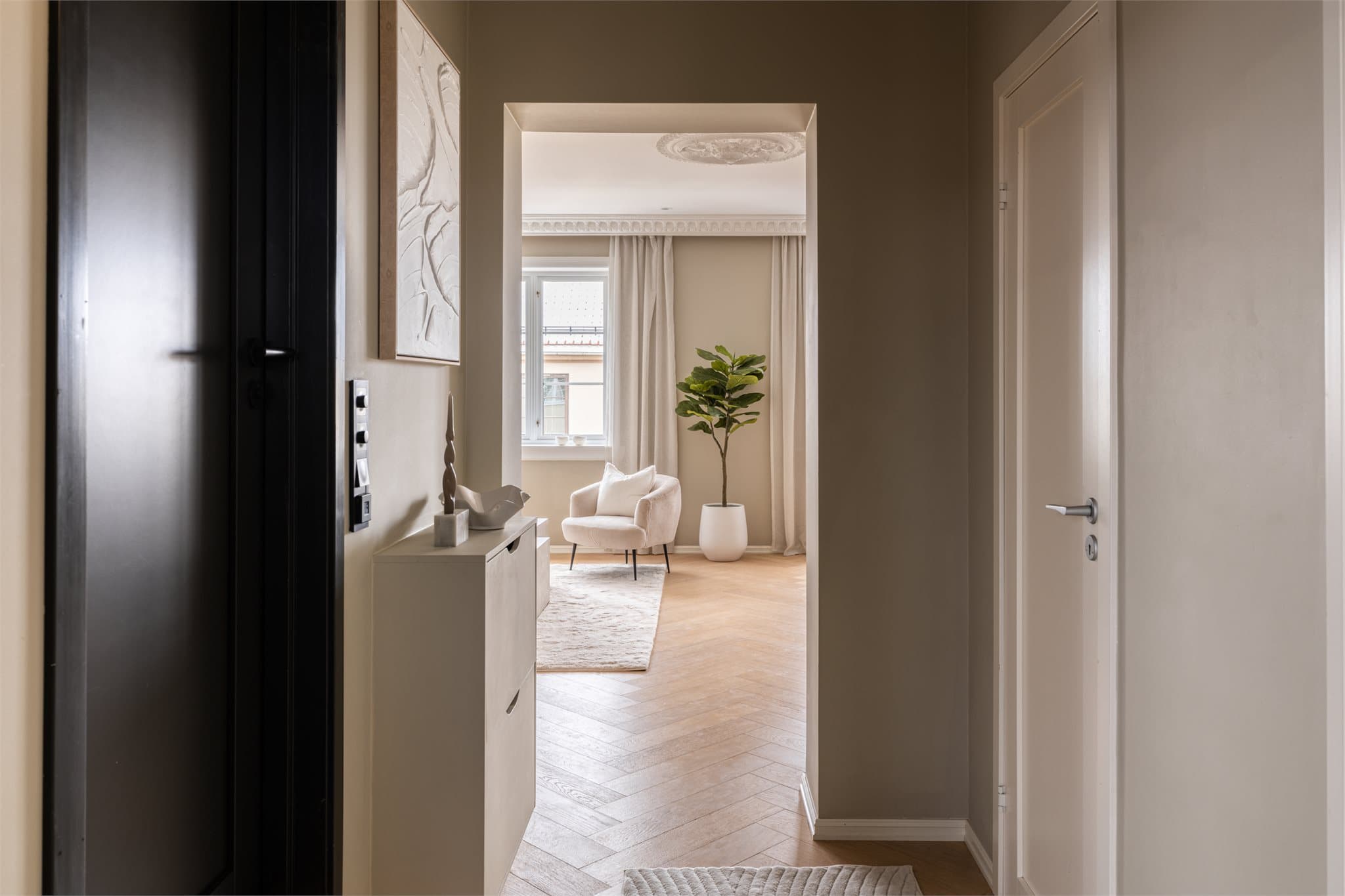 Fra entréen ledes du videre inn mot leilighetens sosiale kjerne.