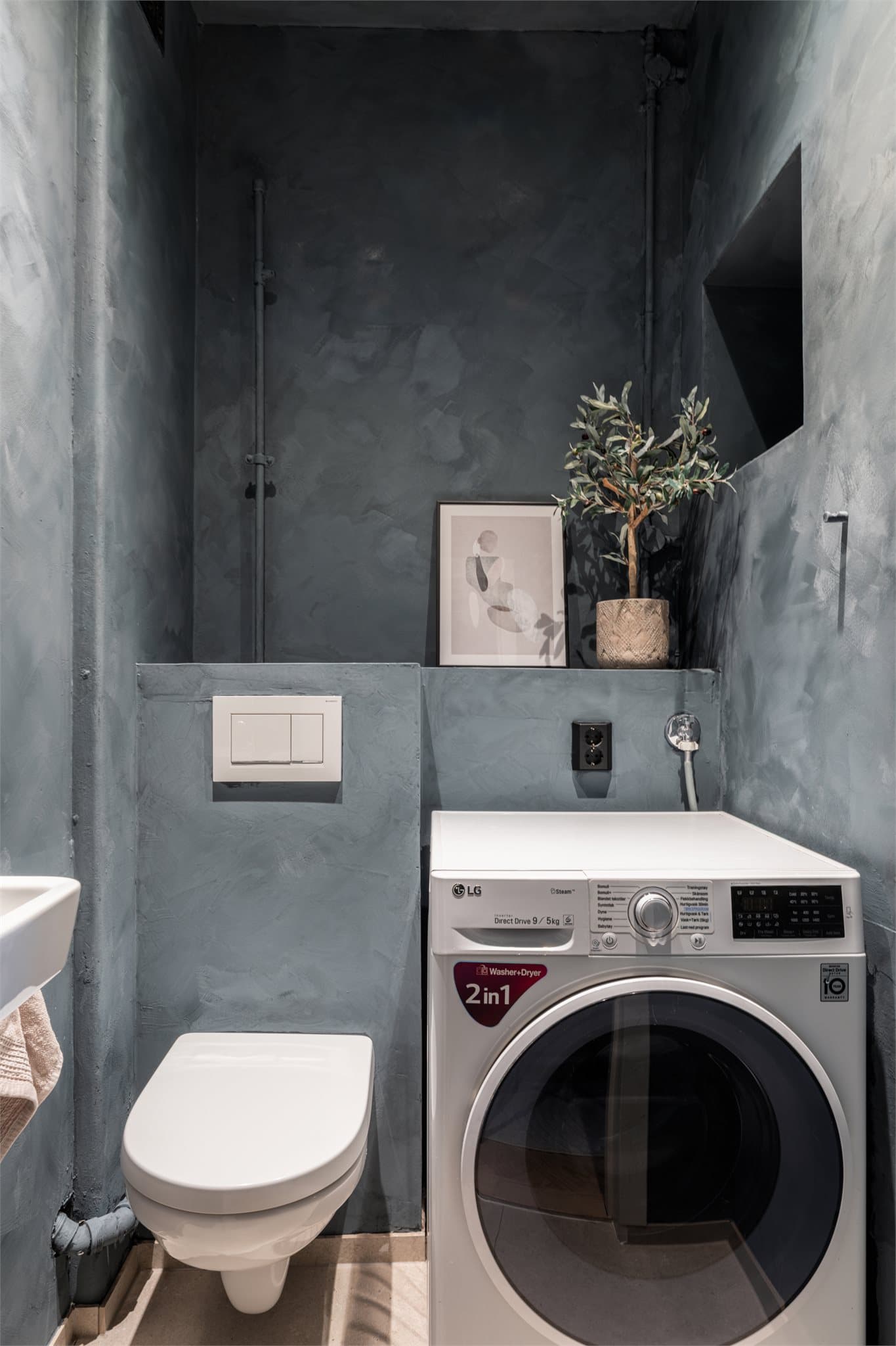 Et stort pluss er det separate vaskerommet med ekstra toalett. Rommet er praktisk innredet med flislagt gulv, servant og opplegg for vaskemaskin.