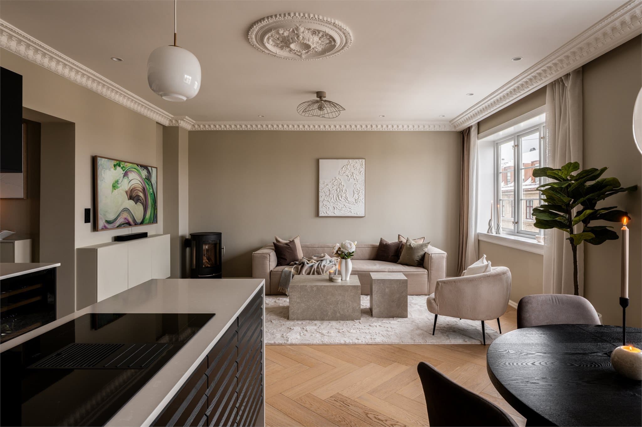 De klassiske arkitektoniske detaljene skaper karakter og sjel, mens store vindusflater slipper inn rikelig med naturlig lys.