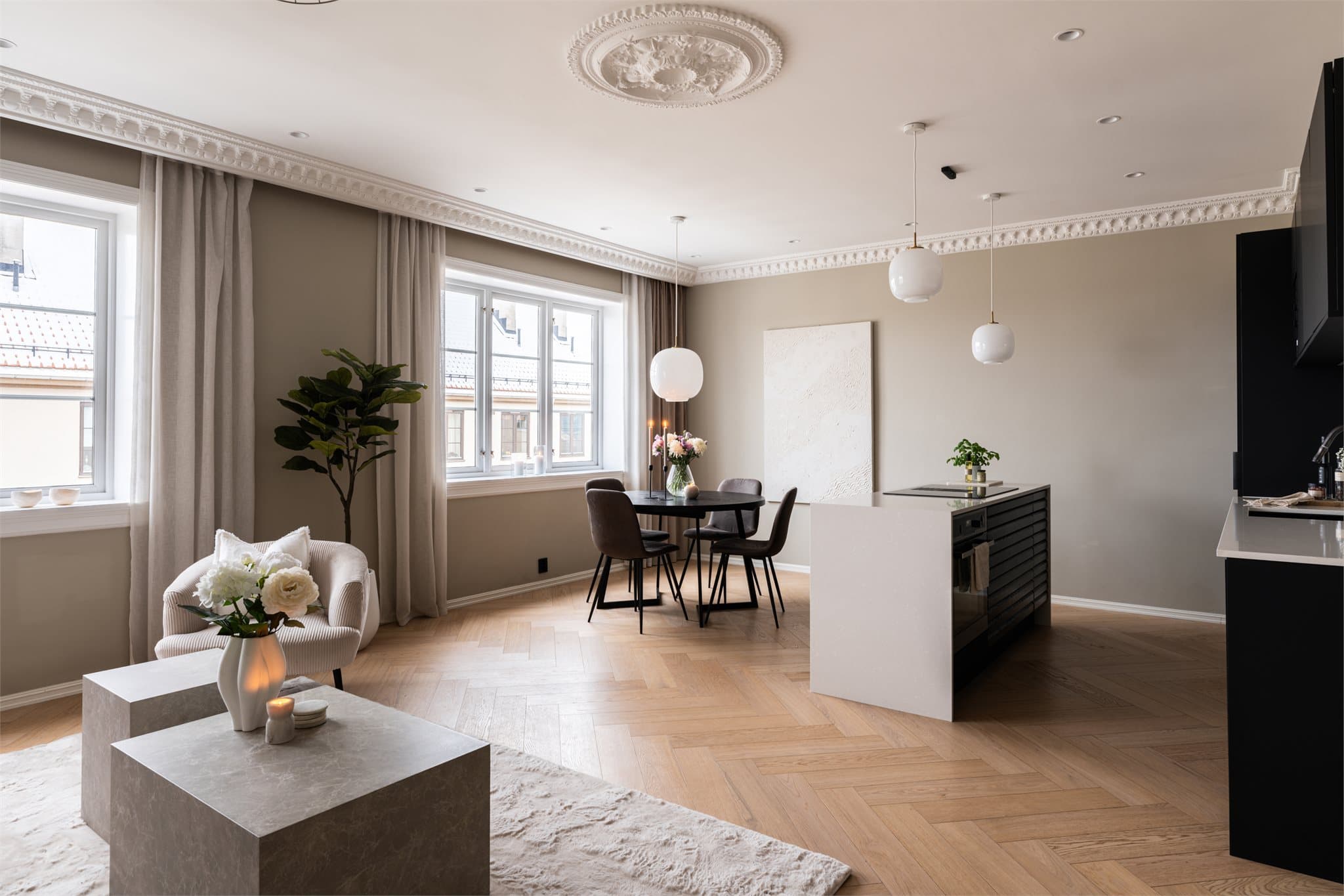 Leilighetens hjerte er den åpne og sosiale stue- og kjøkkenløsningen, med en takhøyde på ca. 2,6 meter og svært gode lysforhold.