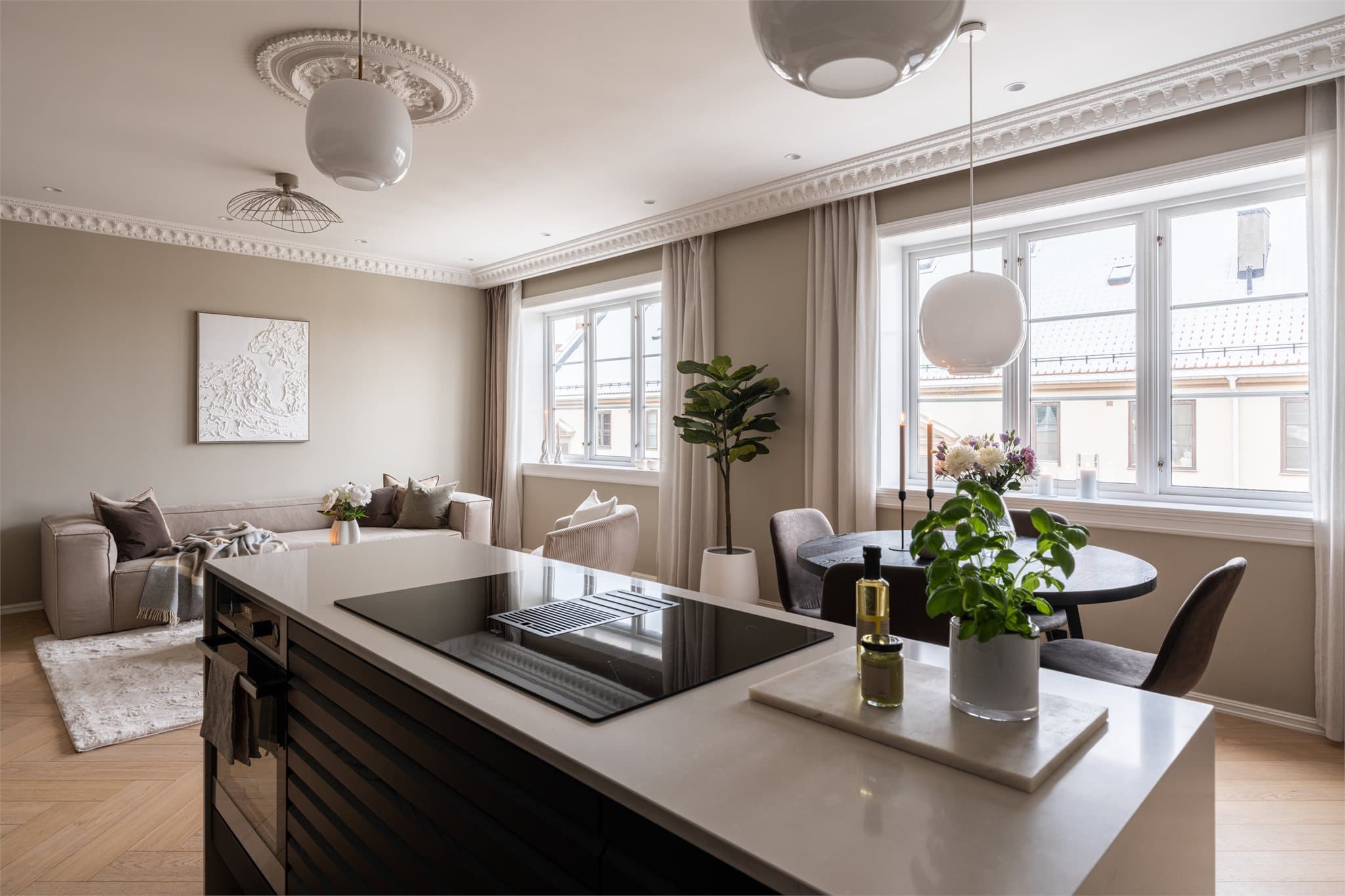 Kjøkkenøya fungerer som et naturlig samlingspunkt mellom stue og kjøkken.