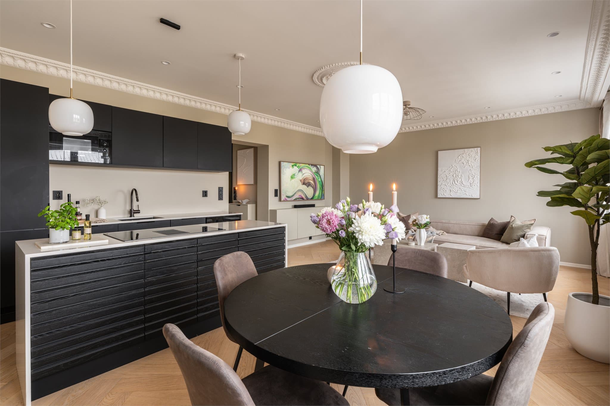 Spiseplassen er naturlig integrert i den åpne løsningen.